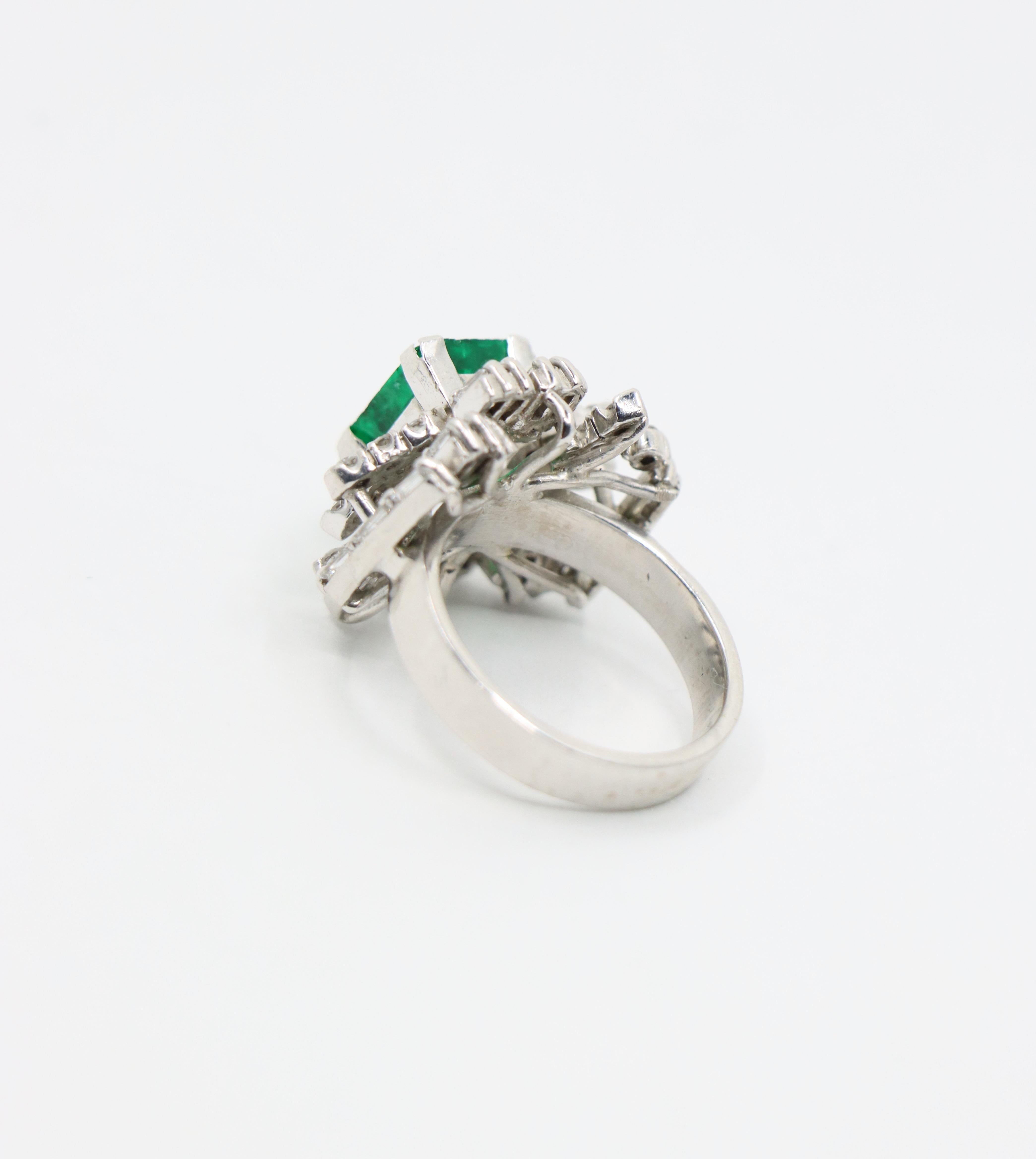 Anello con smeraldo e diamanti in oro bianco 18 carati in vendita 11