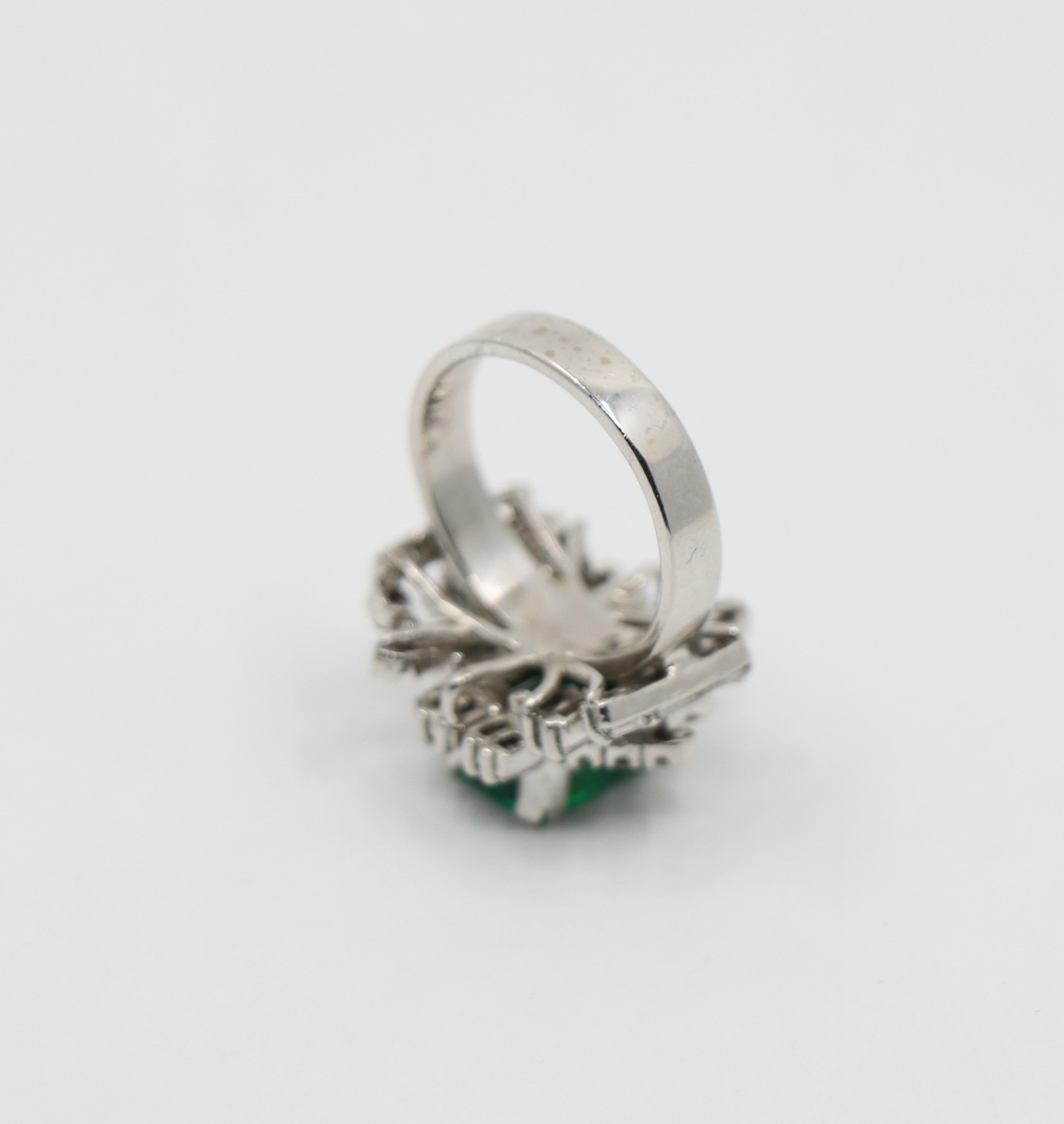 Anello con smeraldo e diamanti in oro bianco 18 carati in vendita 12