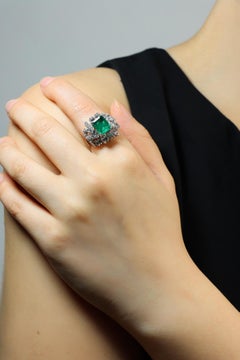 18K White Gold Diamonds Emerald Ring