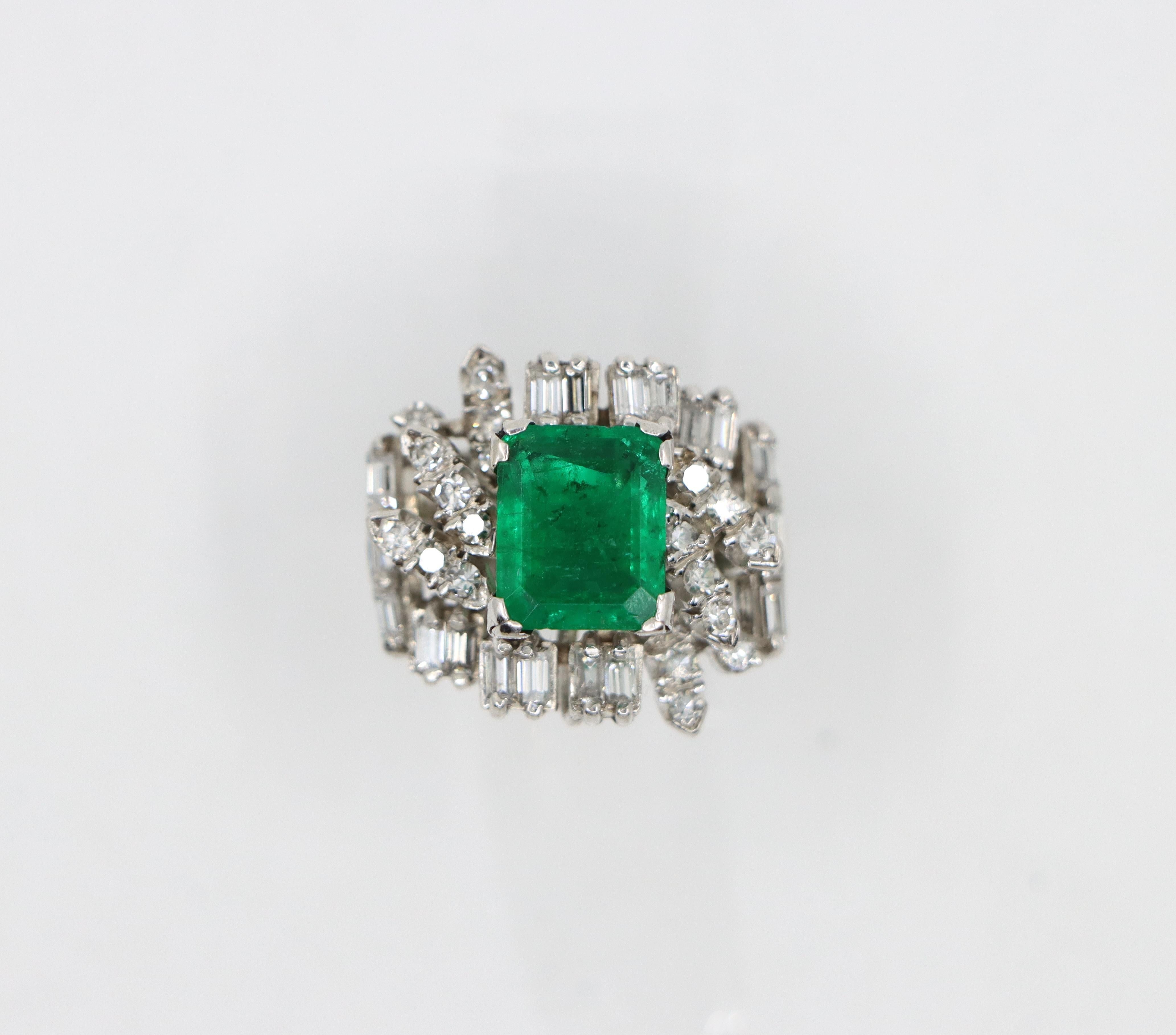 Anello con smeraldo e diamanti in oro bianco 18 carati In condizioni buone in vendita a Flushing, NY