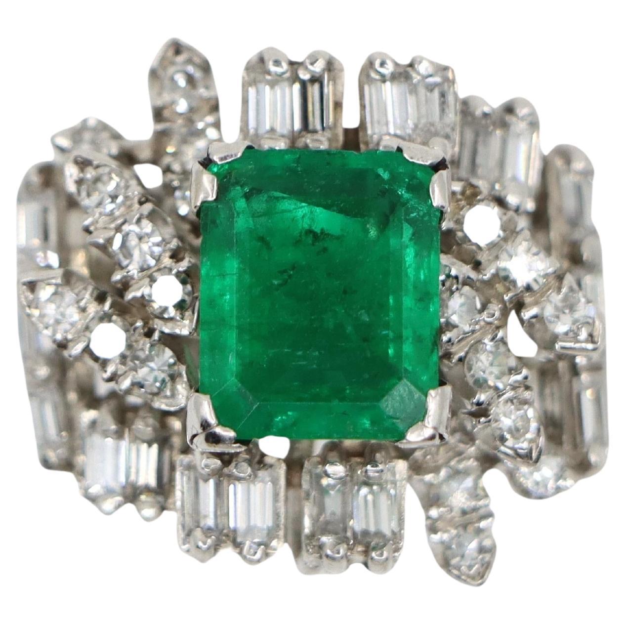 18K White Gold Diamonds Emerald Ring