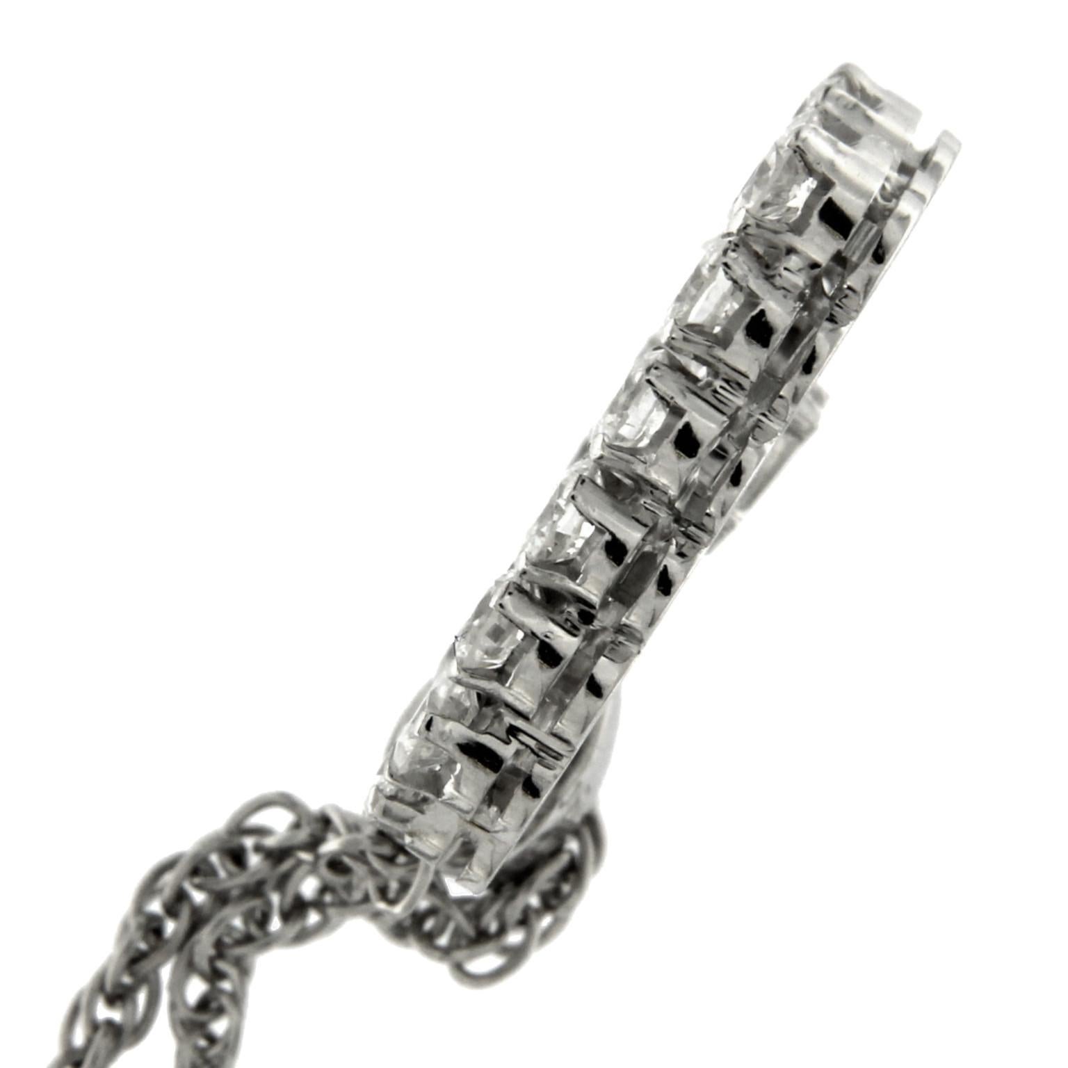 Ce pendentif exquis en forme de cœur allie magnifiquement romantisme et élégance, façonné dans un luxueux or blanc 18 carats. Ornée de diamants étincelants, cette pièce rayonne de charme et de sophistication, ce qui en fait un cadeau parfait pour un