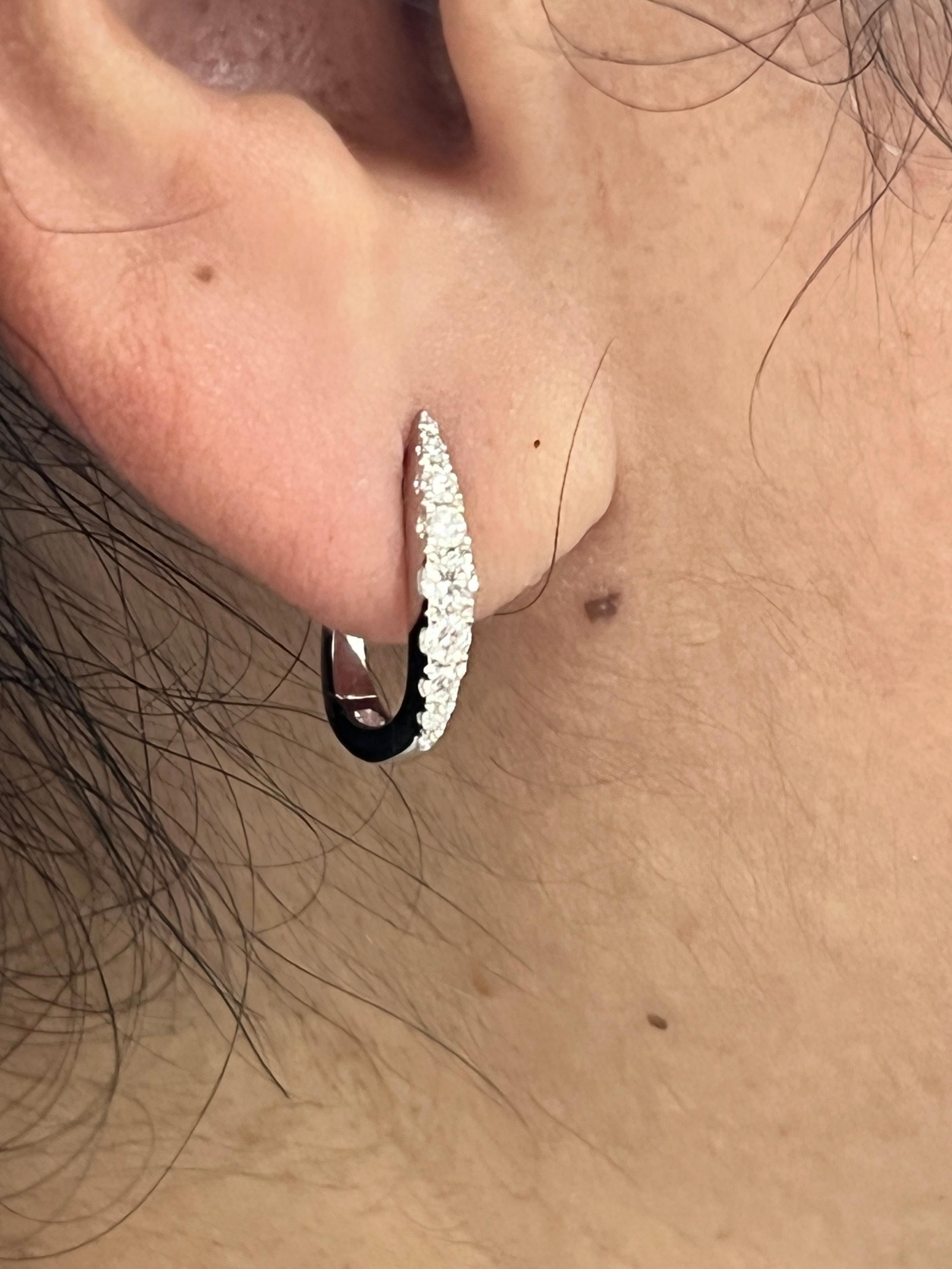 Taille ronde Boucles d'oreilles en or blanc 18K avec diamants en vente