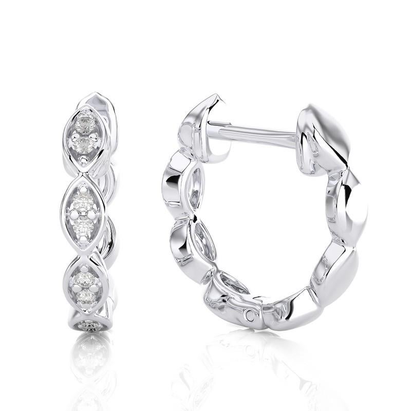 Prova un'eleganza senza tempo con i nostri orecchini Huggie con diamanti in oro bianco 18 carati, impreziositi da un totale di 0,07 carati di sedici squisiti diamanti. Questi orecchini huggie incarnano la raffinatezza classica e il fascino