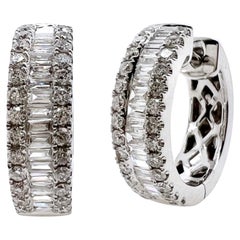 Boucles d'oreilles Huggie en or blanc 18 carats avec diamants baguettes et diamants ronds brillants
