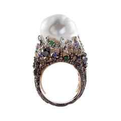 Bague en or blanc 18 carats, diamants, saphirs violets, tsavorites, perle baroque