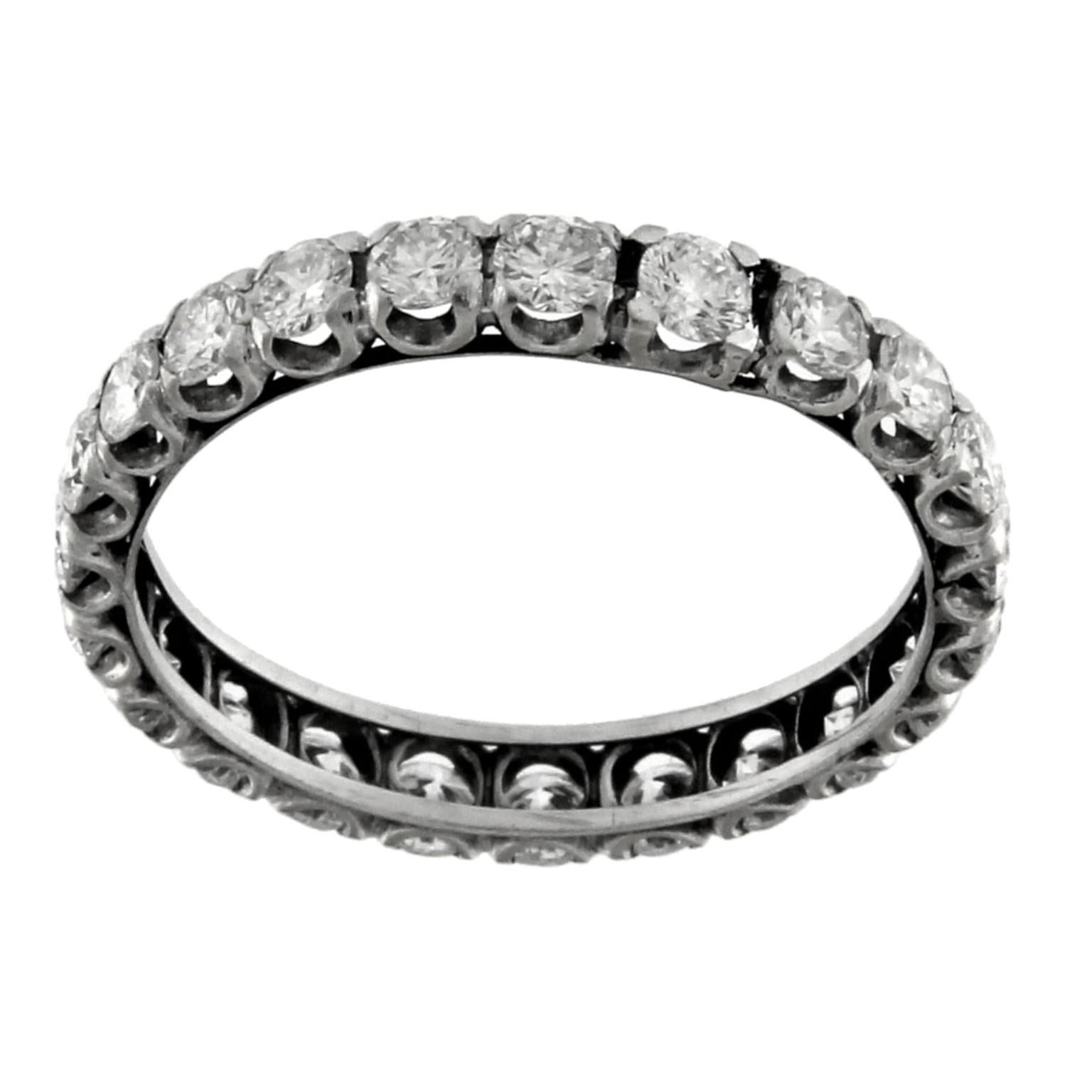 18k white gold diamonds ring simply stunning
23 diamonds 1.65 ct total
gold g. 2.4
Stamp 750  

