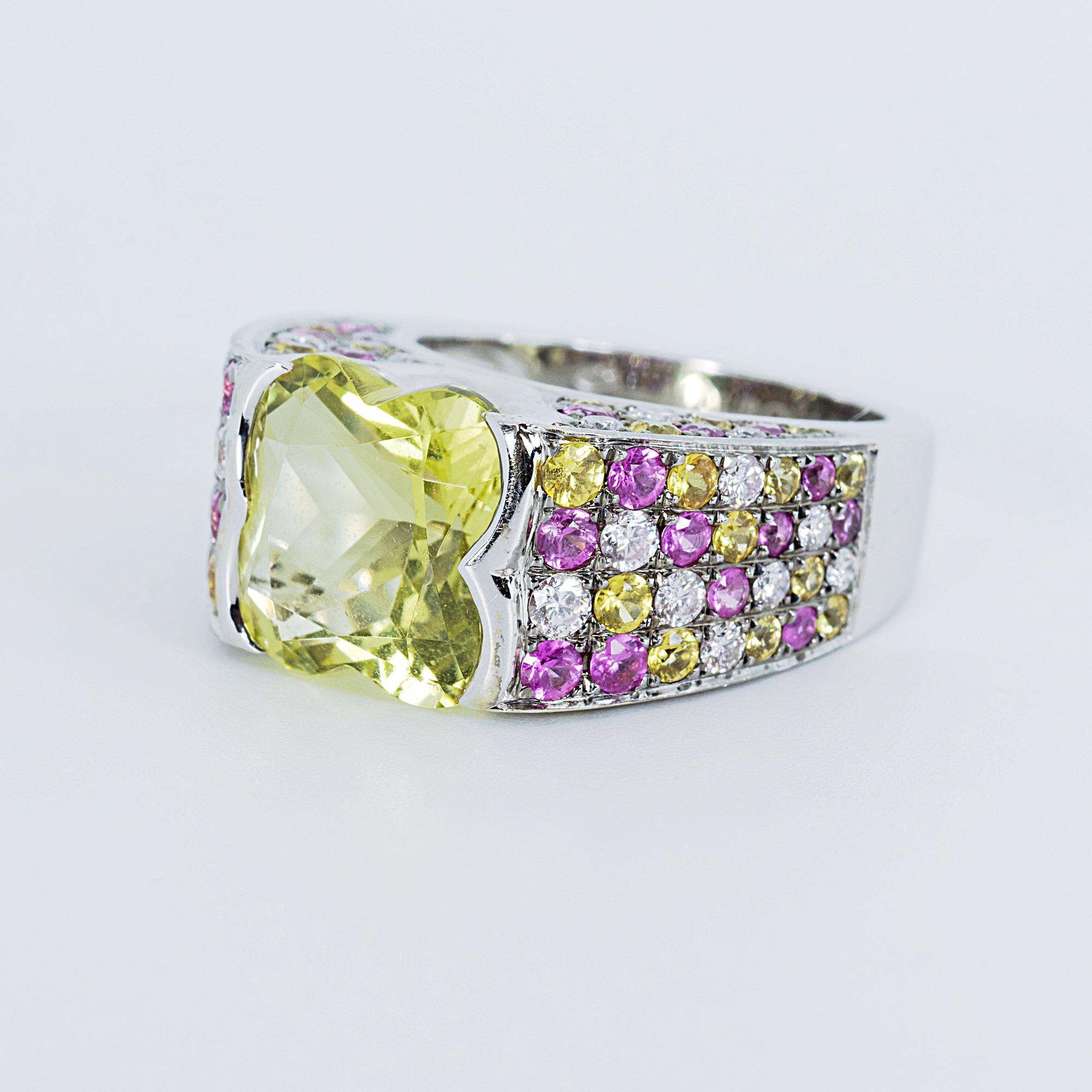 Ring aus 18 Karat Weißgold mit Zitronenquarz als Mittelstein und Saphiren und Diamanten als umliegende Steine  Mauboussin

1 Zitronenquarz-Hauptstein von 5,00 ct.
Schnitt: Spezial im Haus
Farbe: gelb

66 Saphir-Seitensteine von je 0,0394 ct,