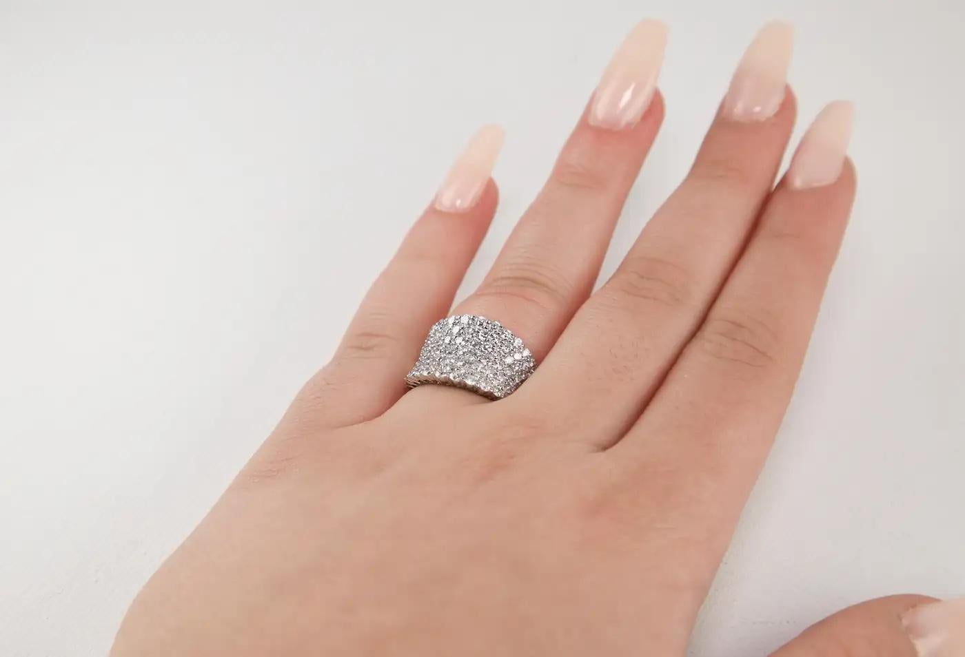 Ein eleganter Ausdruck von raffiniertem Design und diamantenem Glanz. Dieser Ring aus 18 Karat Weißgold mit Diamantpavé zeichnet sich durch eine sanft gewölbte Silhouette aus, die meisterhaft mit runden Diamanten im Brillantschliff von etwa 3,10