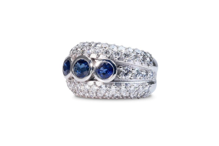 18K White gold Dome Ring with 4.70 ct Natural Sapphires and Diamonds - IGI Cert In New Condition In רמת גן, IL