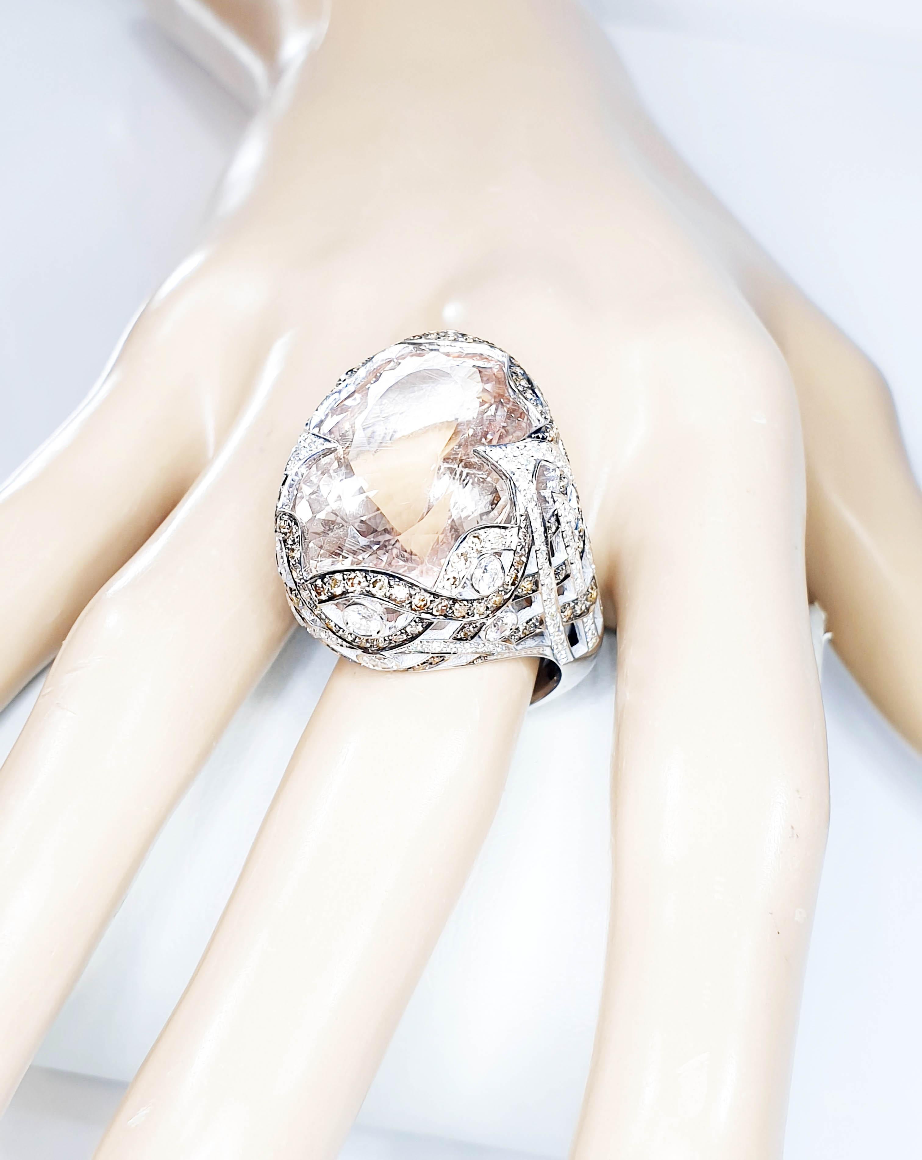 Brilliant Cut 18k White Gold Dome Ring with Central Morganite and White and Brown Diamonds For Sale
