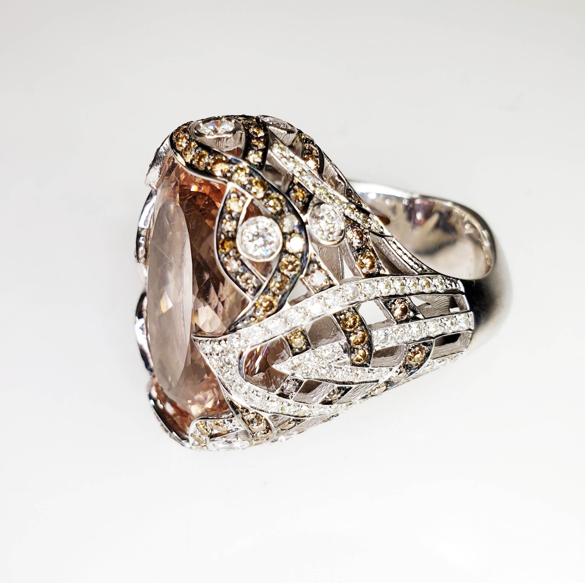 Contemporaneo Anello a cupola in oro bianco 18 carati con Morganite centrale e diamanti bianchi e marroni in vendita