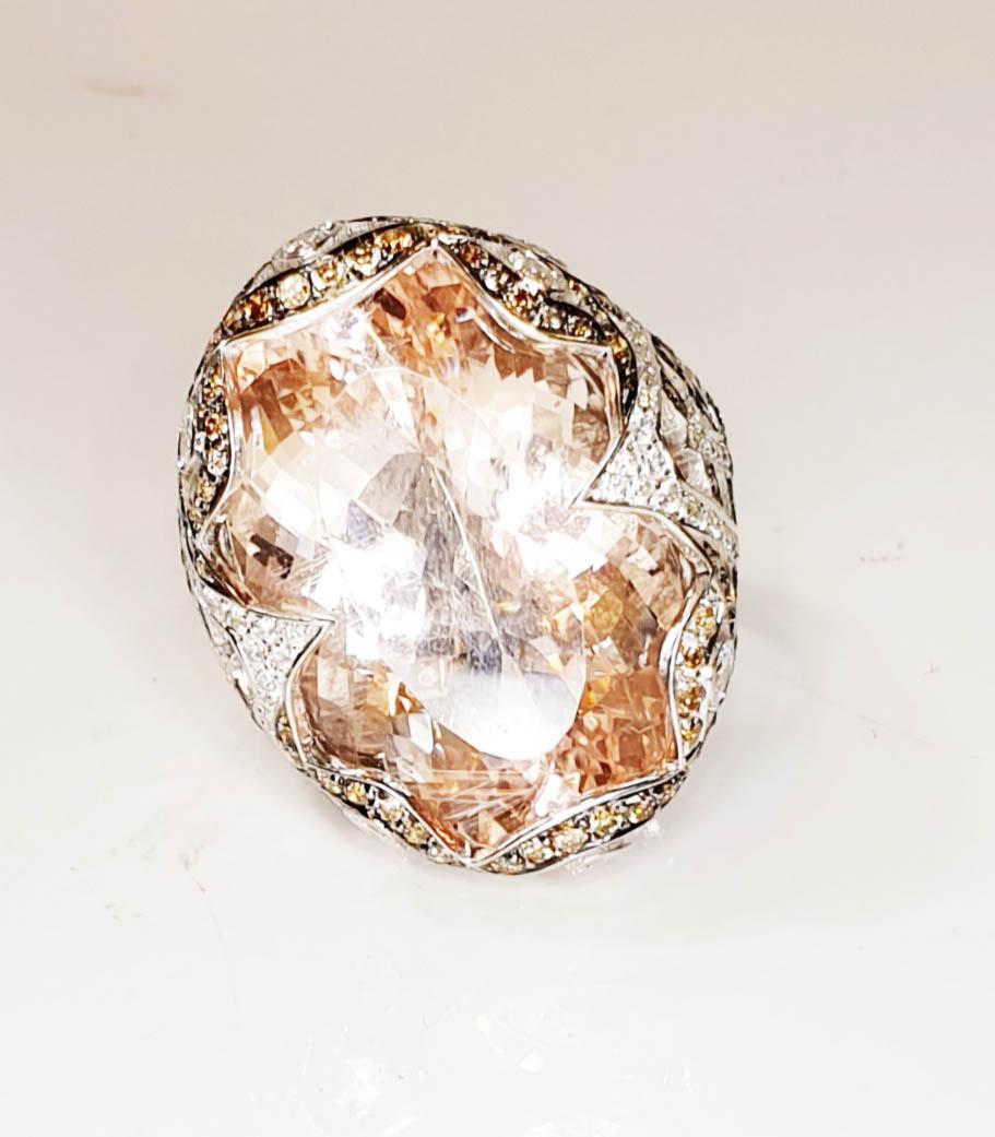 Taglio brillante Anello a cupola in oro bianco 18 carati con Morganite centrale e diamanti bianchi e marroni in vendita