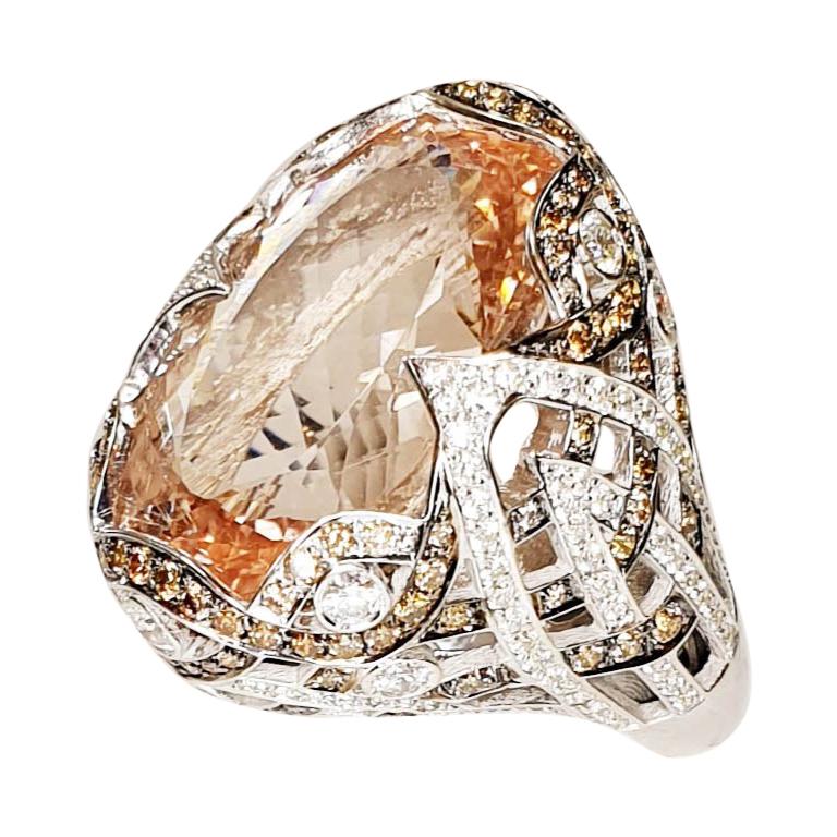 18k White Gold Dome Ring with Central Morganite and White and Brown Diamonds For Sale