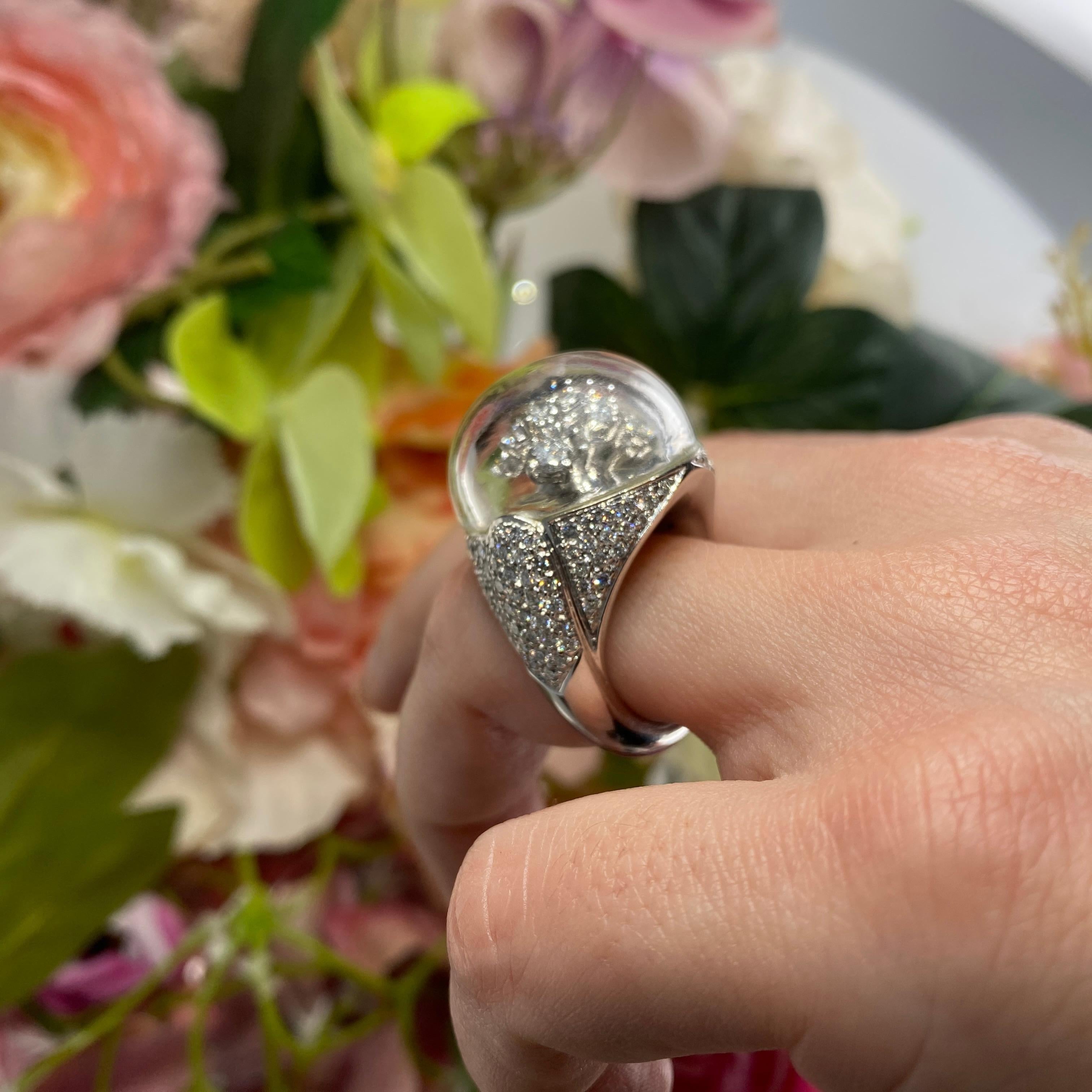 Anello a cupola in oro bianco 18 carati con fiore di cristallo e diamante in vendita 5
