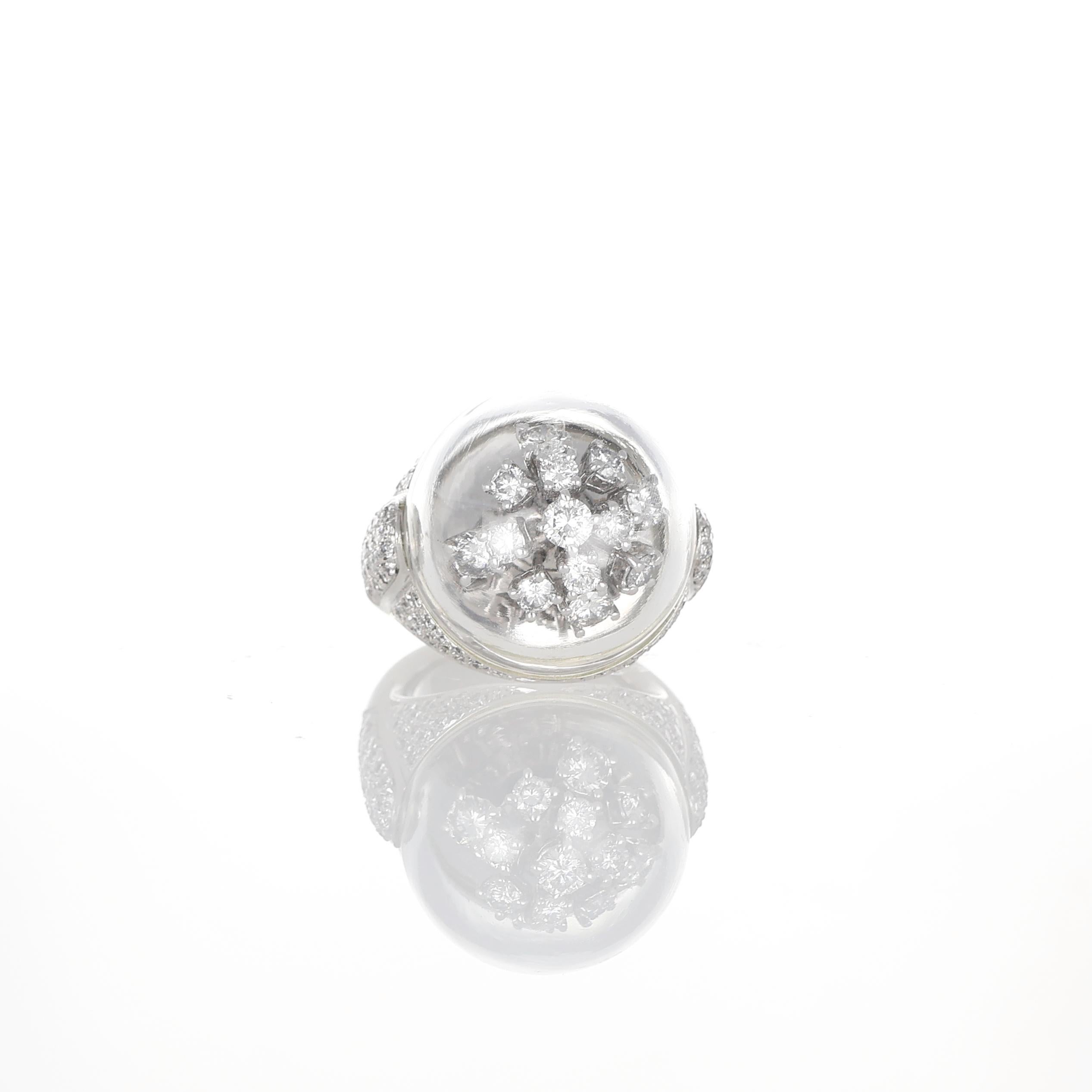 Taglio brillante Anello a cupola in oro bianco 18 carati con fiore di cristallo e diamante in vendita