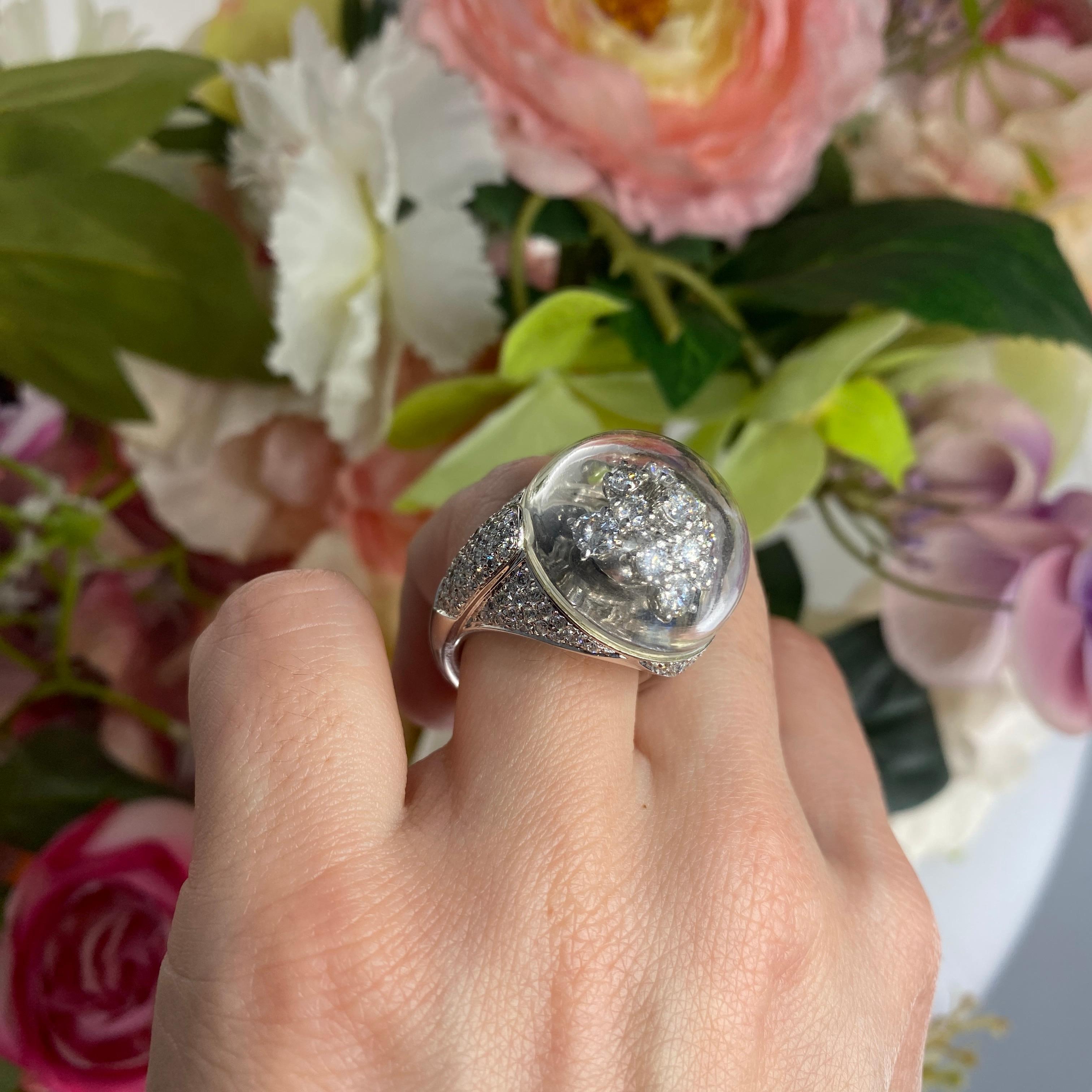 Anello a cupola in oro bianco 18 carati con fiore di cristallo e diamante in vendita 2