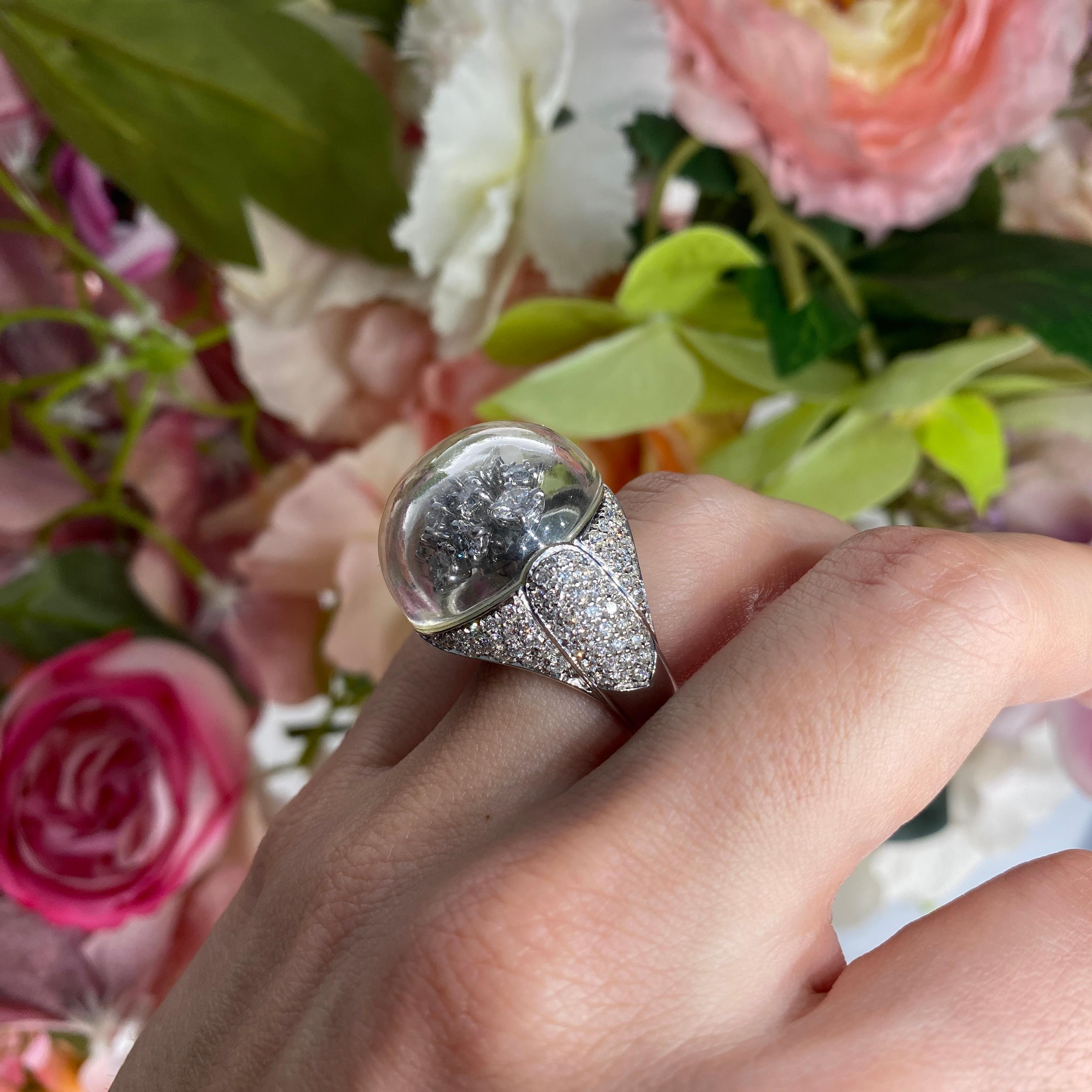 Anello a cupola in oro bianco 18 carati con fiore di cristallo e diamante in vendita 3