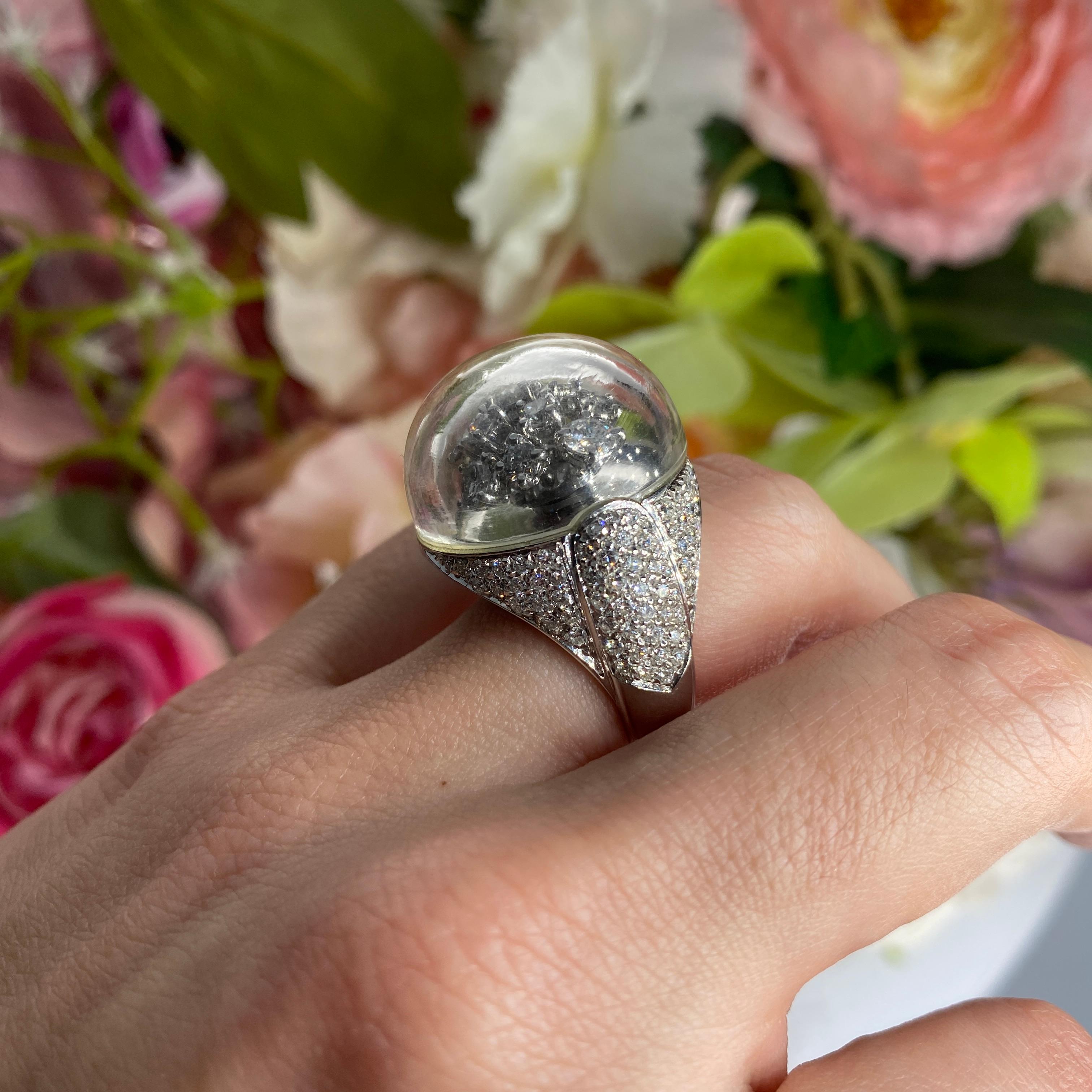 Anello a cupola in oro bianco 18 carati con fiore di cristallo e diamante in vendita 4