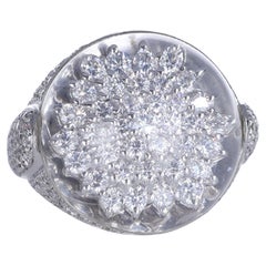 Anello a cupola in oro bianco 18K con pavé di diamanti a fiocco di neve