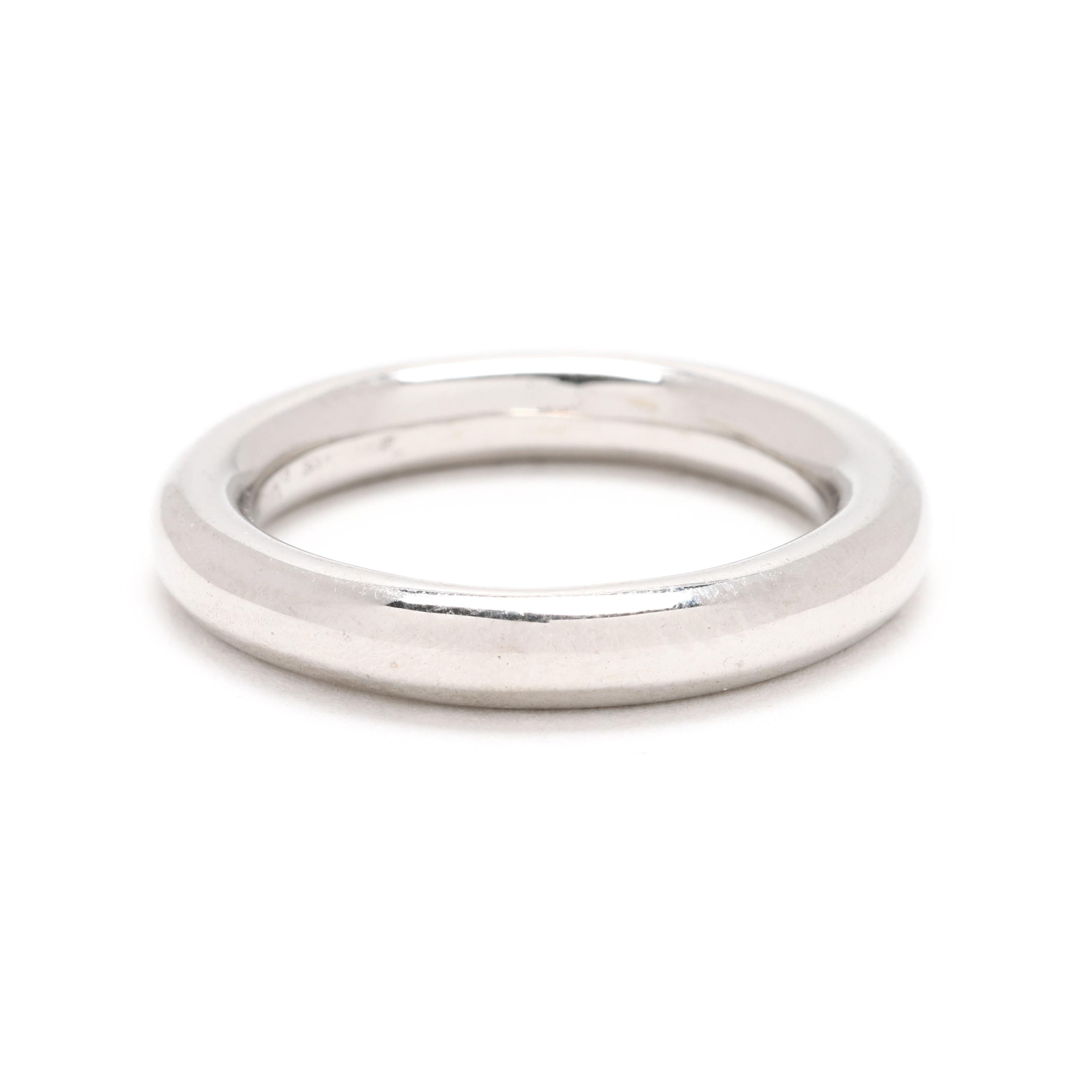 Améliorez votre collection de bijoux avec cette chic bague donut en or blanc 18 carats, conçue pour être empilée ou portée seule sans effort. Cette bague de taille 5,5 présente une forme d'anneau 