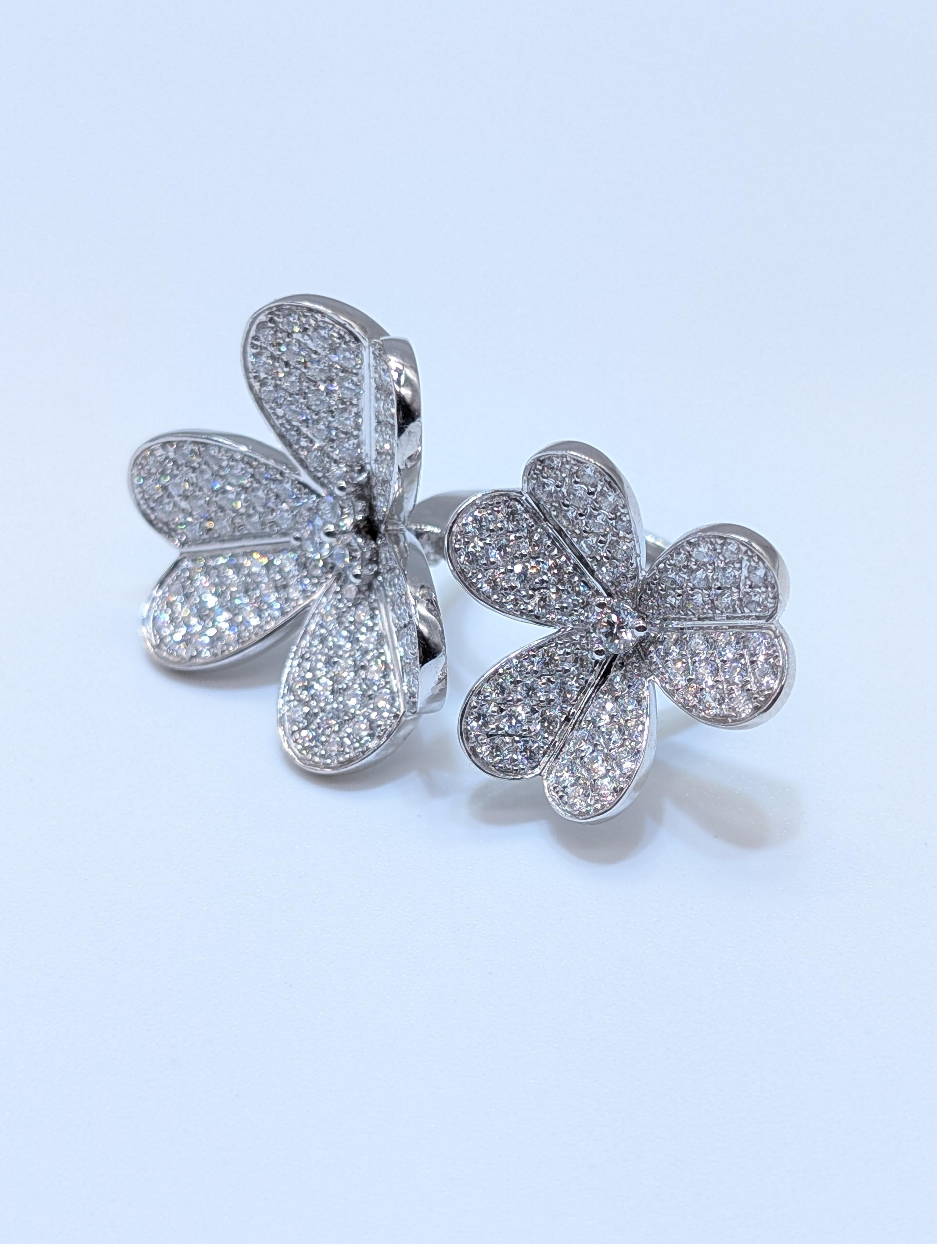 Anello doppio trifoglio in oro bianco 18k con diamanti per un totale di 3,26 carati In condizioni Nuovo in vendita a New York, US