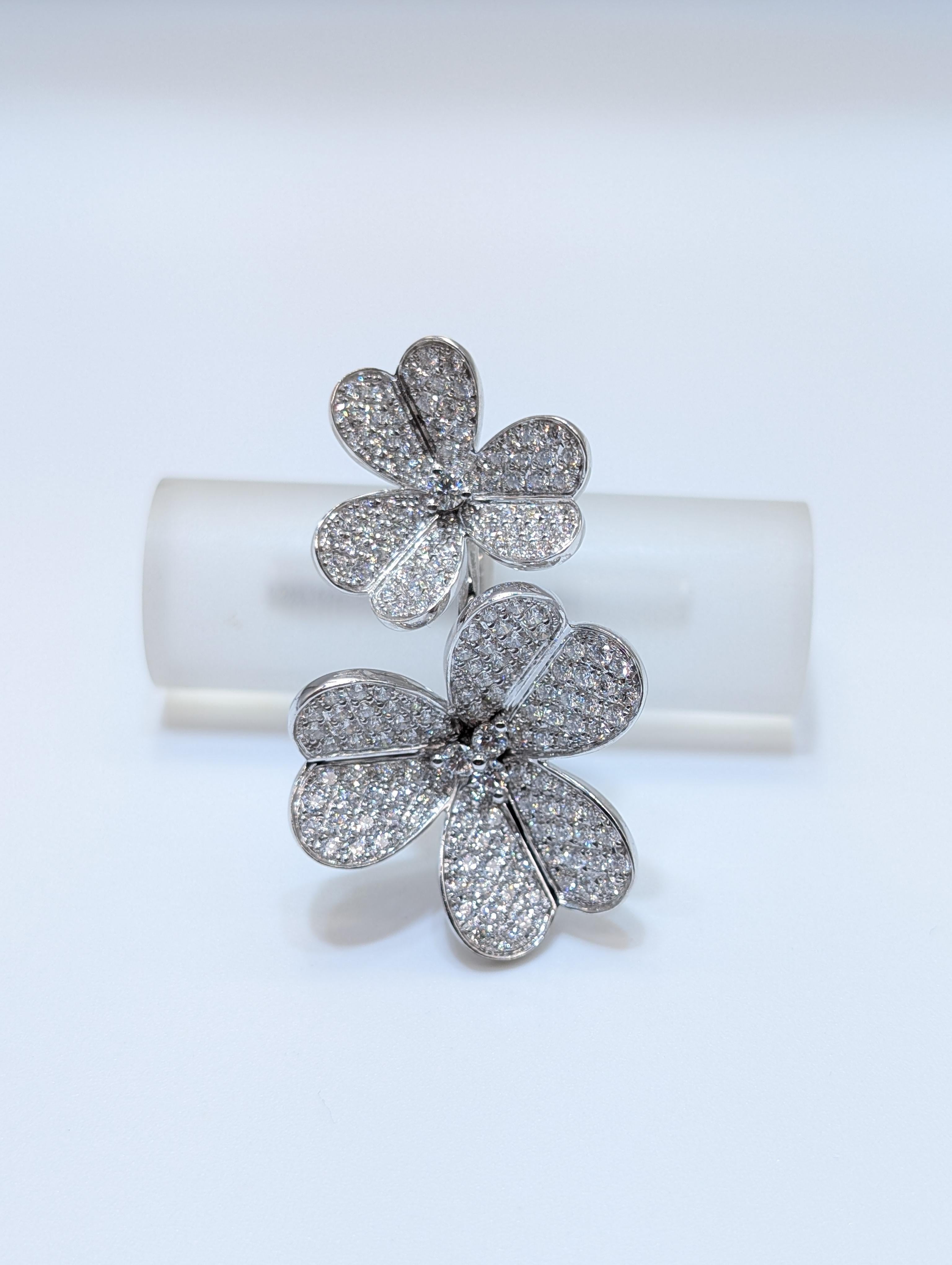 Anello doppio trifoglio in oro bianco 18k con diamanti per un totale di 3,26 carati in vendita 1