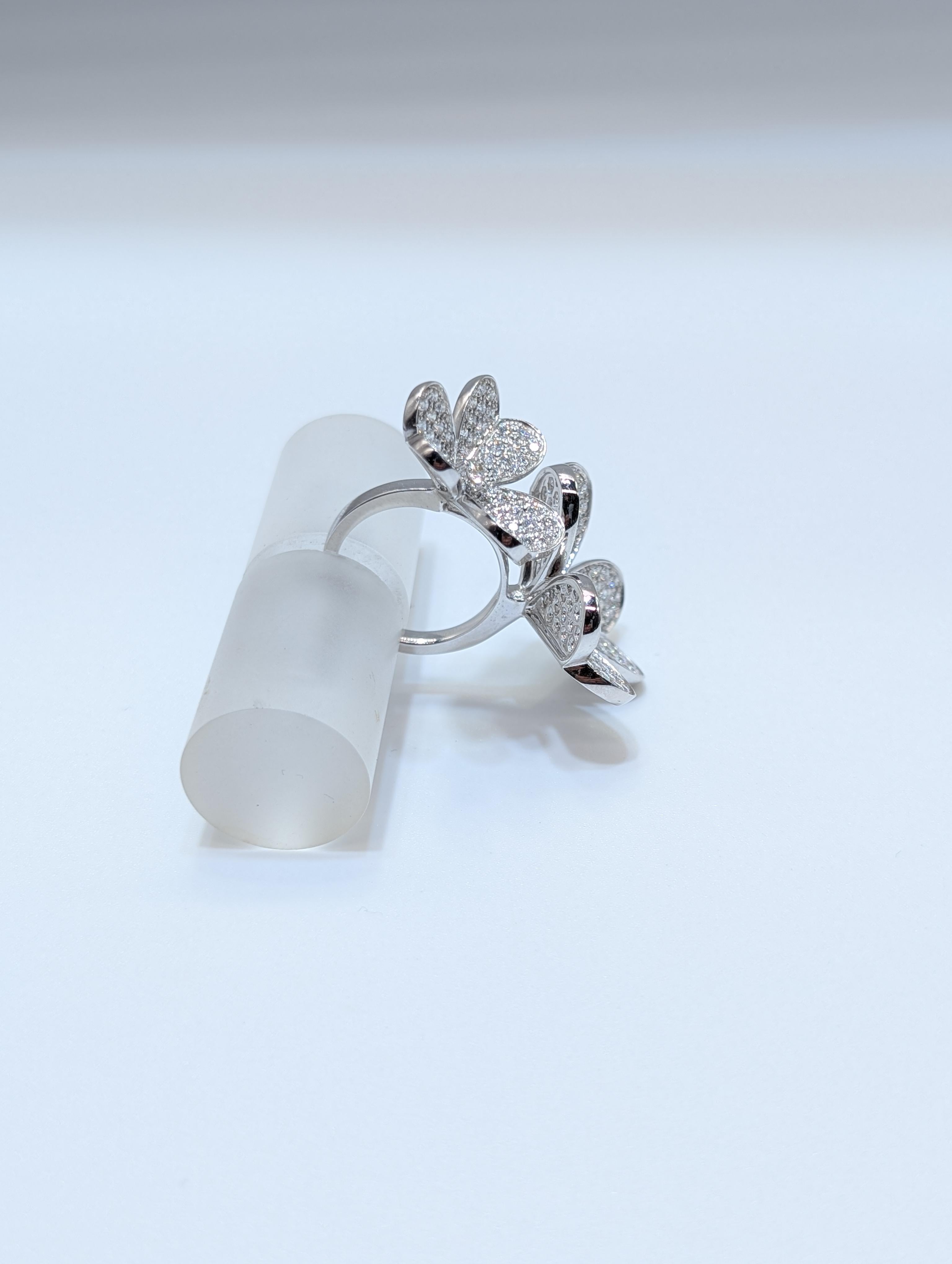 Anello doppio trifoglio in oro bianco 18k con diamanti per un totale di 3,26 carati in vendita 2