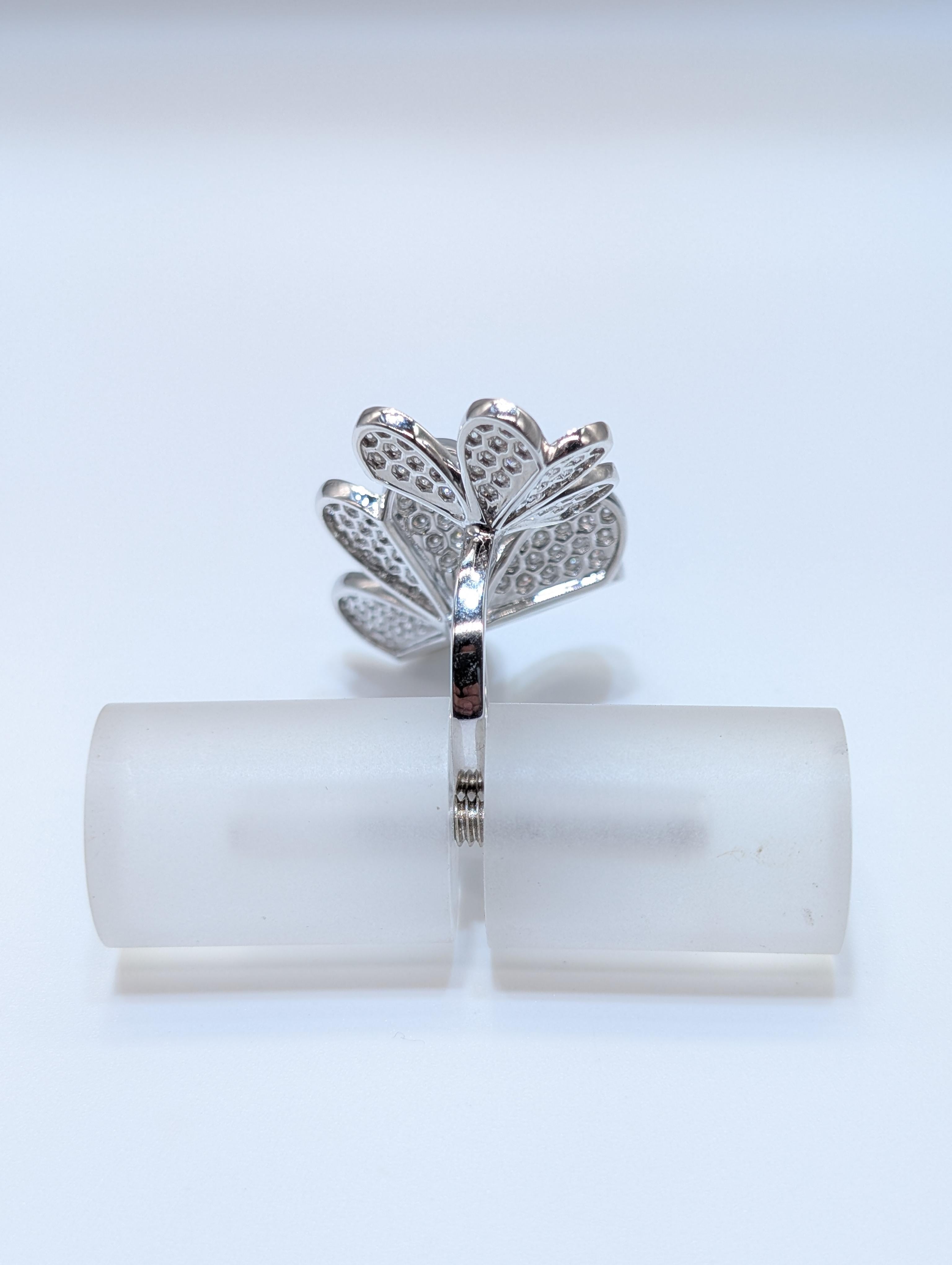 Anello doppio trifoglio in oro bianco 18k con diamanti per un totale di 3,26 carati in vendita 3