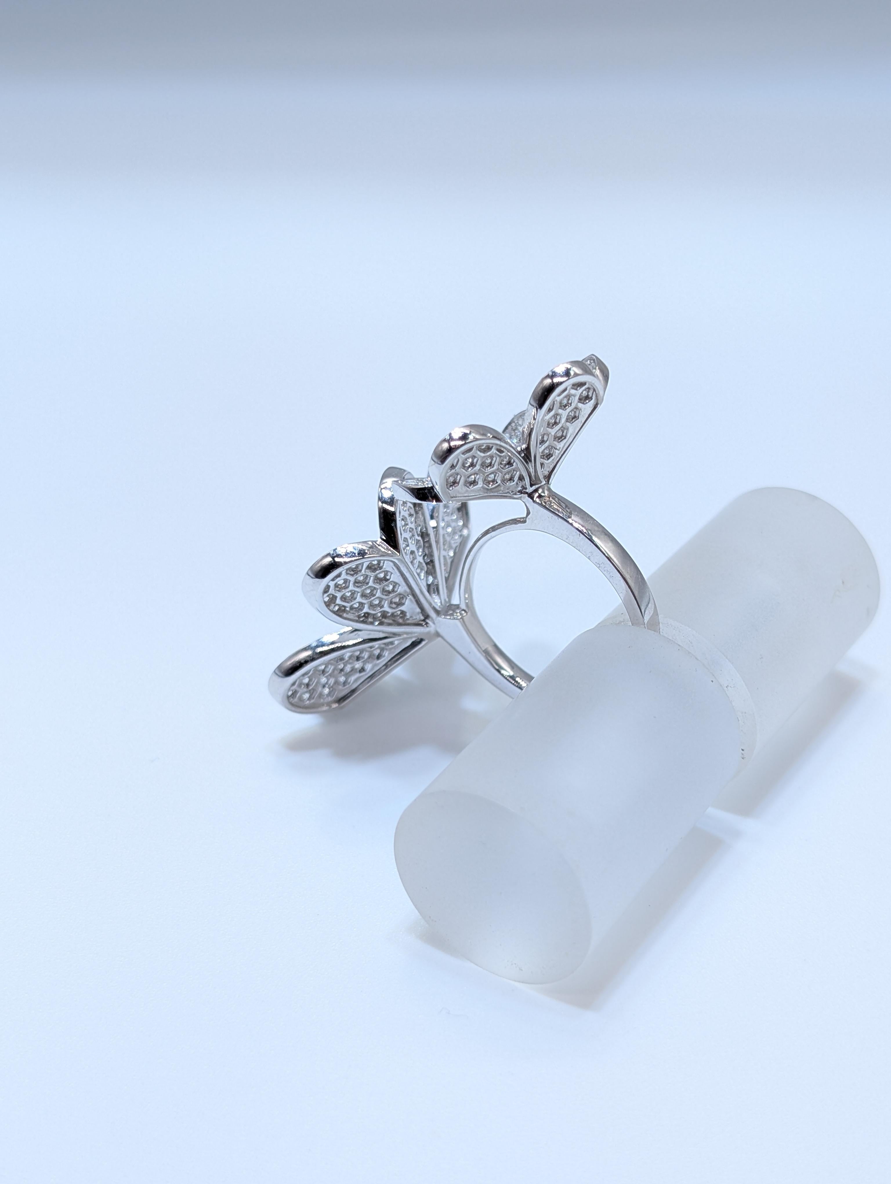 Anello doppio trifoglio in oro bianco 18k con diamanti per un totale di 3,26 carati in vendita 4