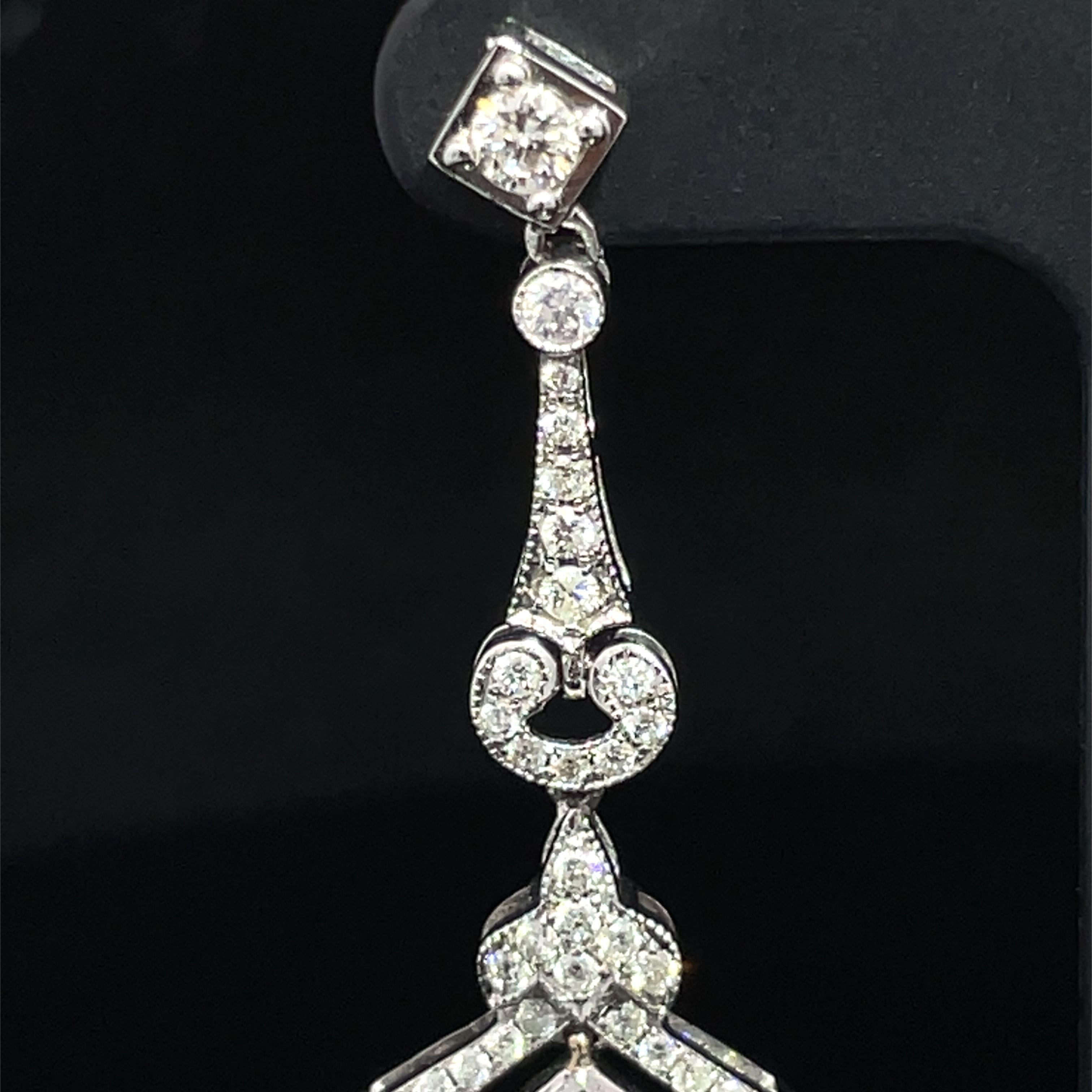 Scudo Orecchini a doppio pendente in oro bianco 18k con tanzanite e diamanti in vendita