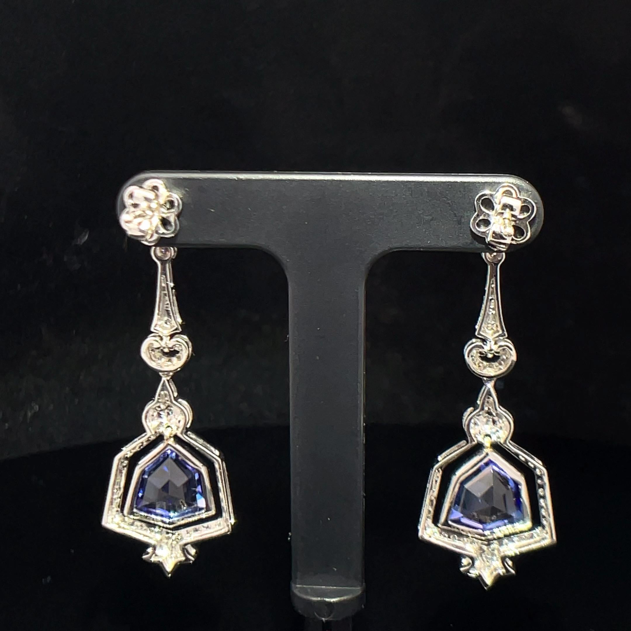 Orecchini a doppio pendente in oro bianco 18k con tanzanite e diamanti in vendita 3