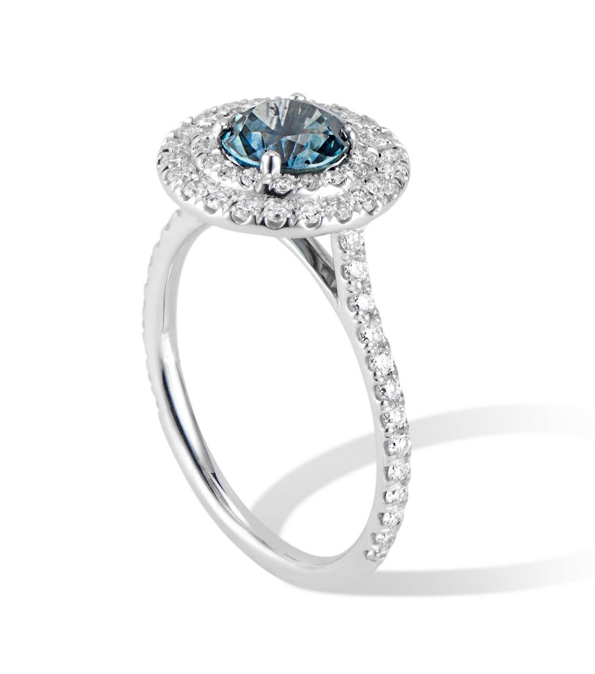 Dieser Ring aus 18 Karat Weißgold mit doppeltem Diamant-Halo und Montana-Saphir ist ein luxuriöses Statement mit seinem funkelnden Pflaster und dem einzigartigen tealblauen Montana-Saphir.

Ideal, wenn Sie einen Ring mit blauem Saphir suchen, aber