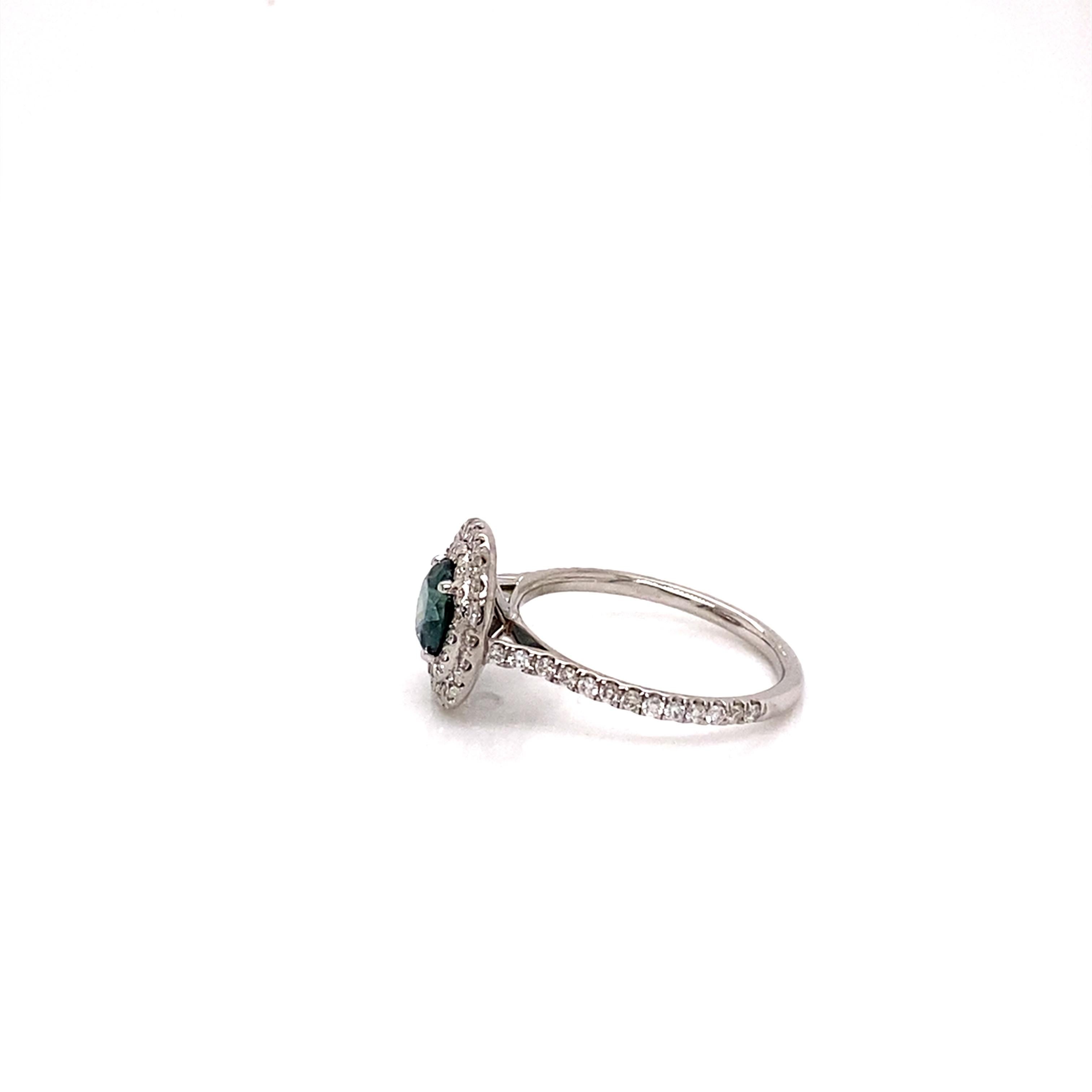 Taille ronde Bague en or blanc 18 carats avec double halo de diamants et saphirs du Montana en vente