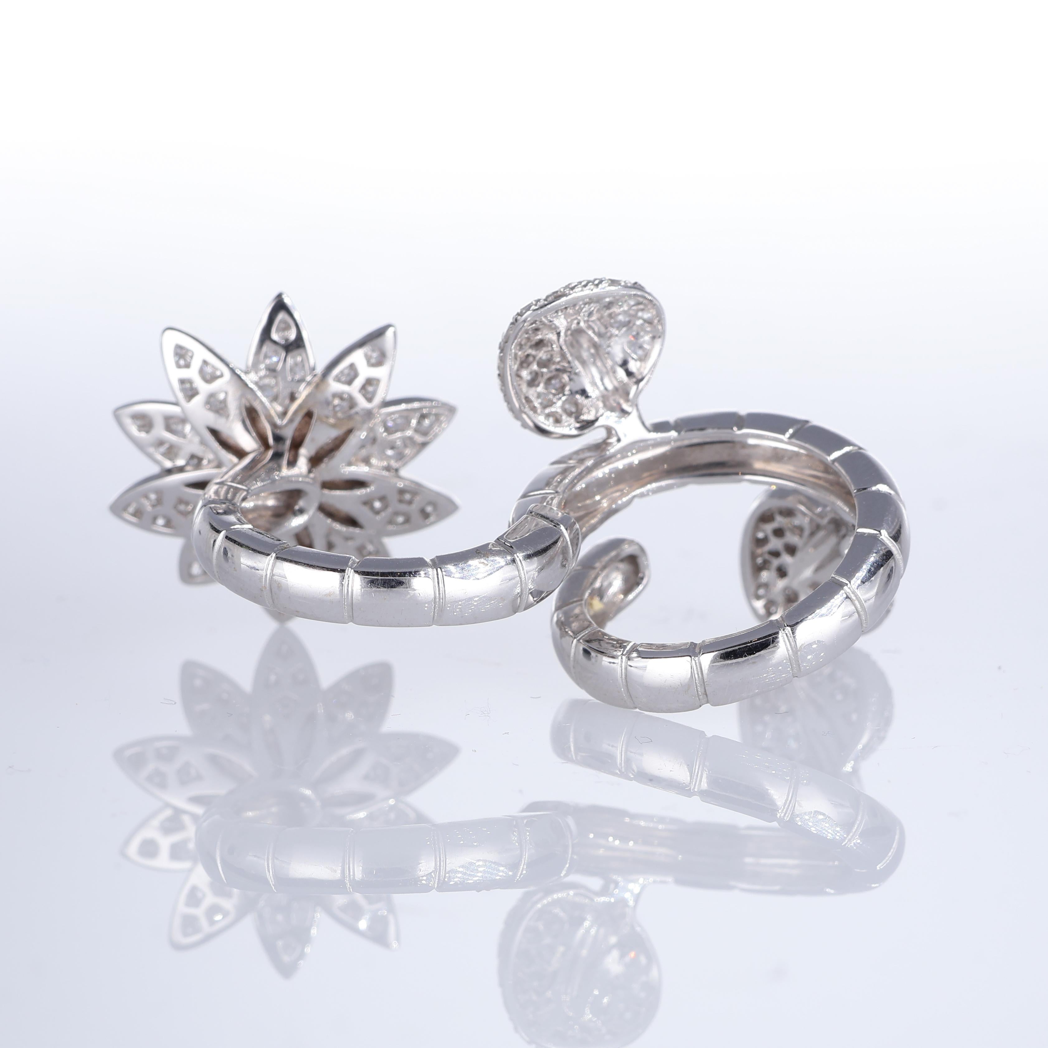 18K White Gold Double-Finger Ring with Diamond Pavé Flower and Leaves For Sale 5