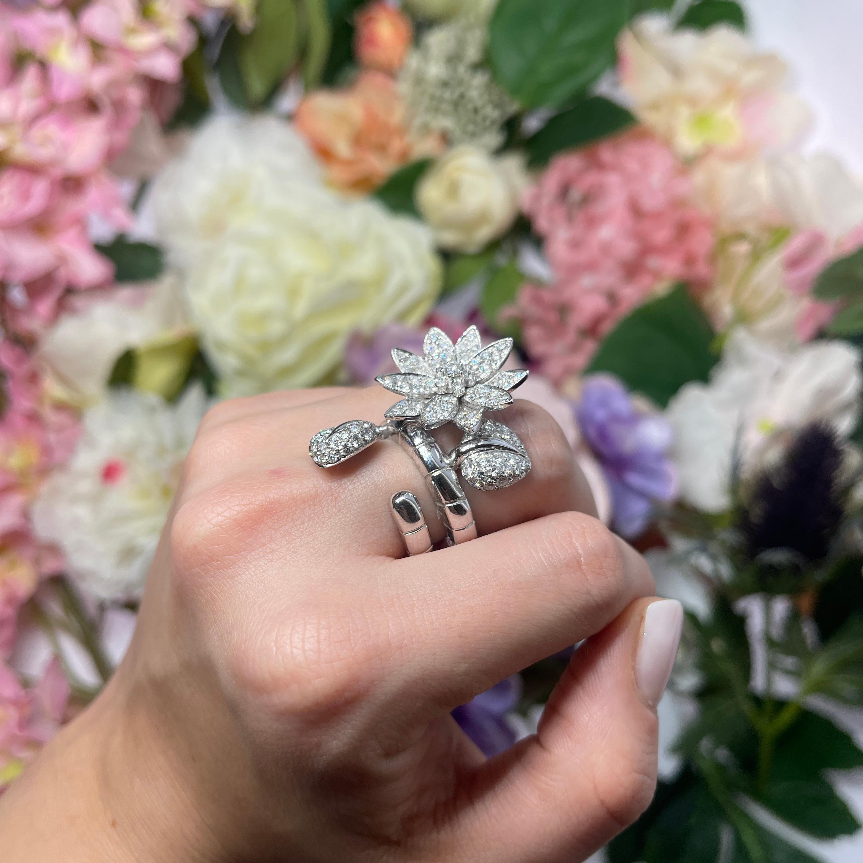 18K White Gold Double-Finger Ring with Diamond Pavé Flower and Leaves For Sale 10