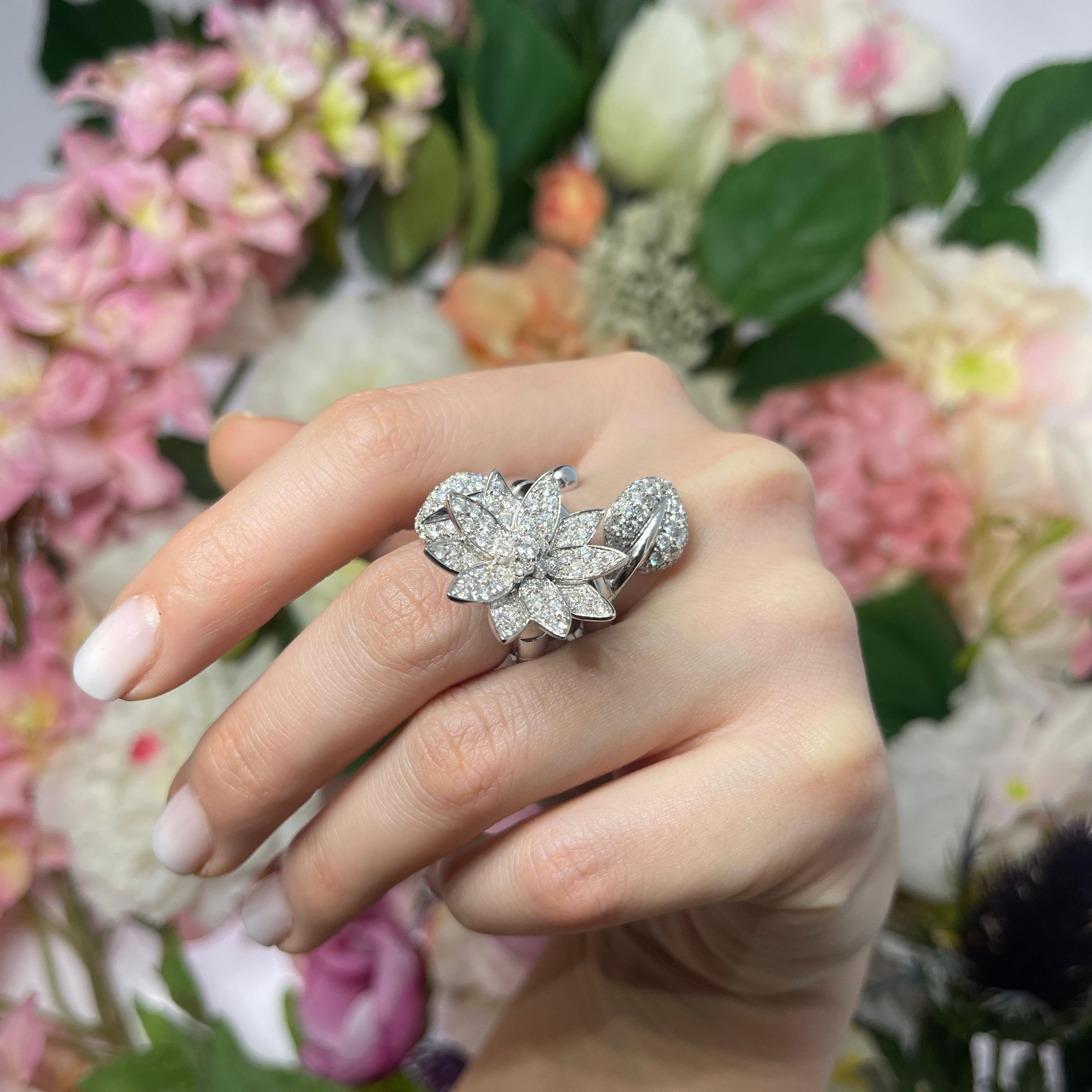 18K White Gold Double-Finger Ring with Diamond Pavé Flower and Leaves For Sale 11