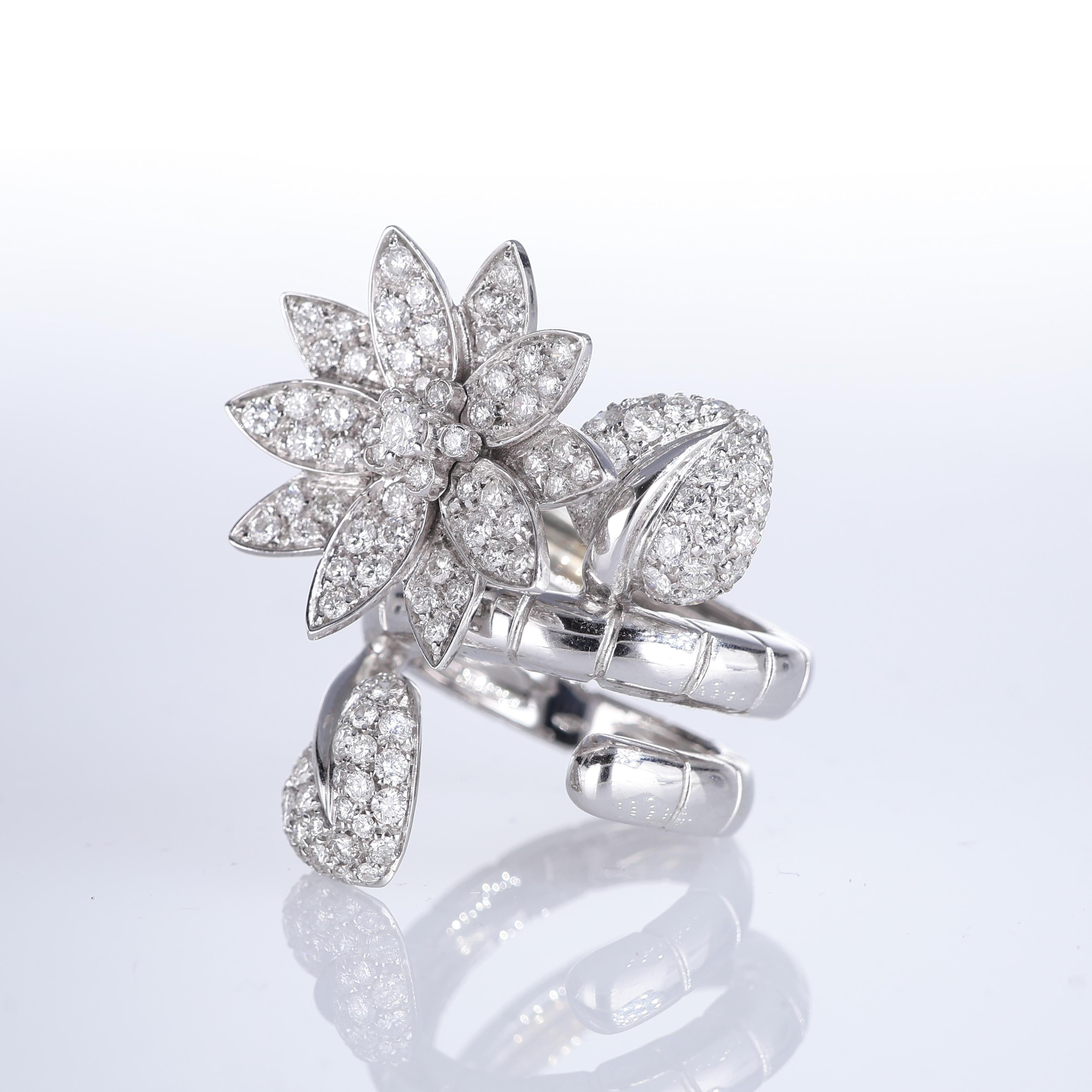 18K White Gold Double-Finger Ring with Diamond Pavé Flower and Leaves In New Condition For Sale In Bergamo, BG