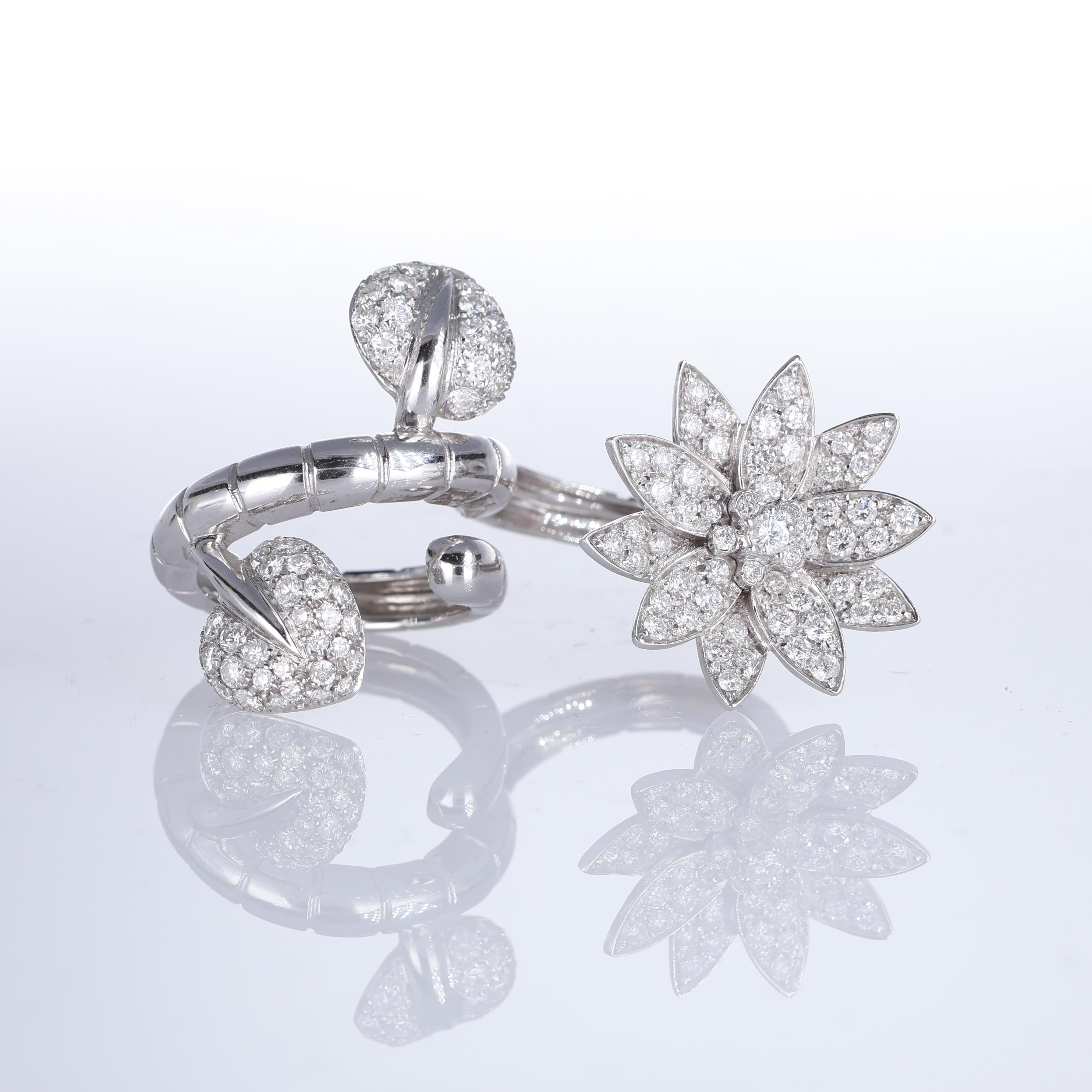 18K White Gold Double-Finger Ring with Diamond Pavé Flower and Leaves For Sale 2
