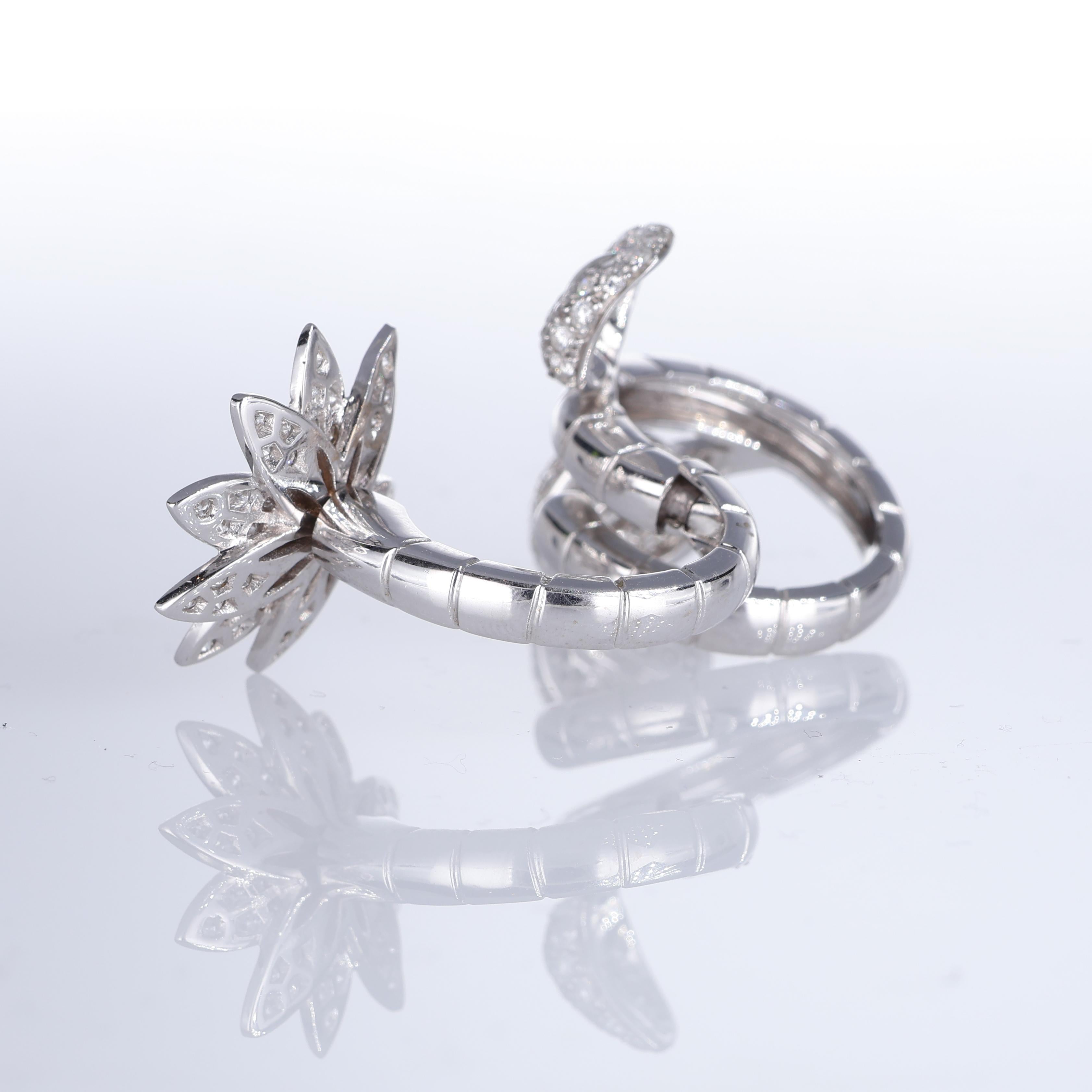 18K White Gold Double-Finger Ring with Diamond Pavé Flower and Leaves For Sale 4