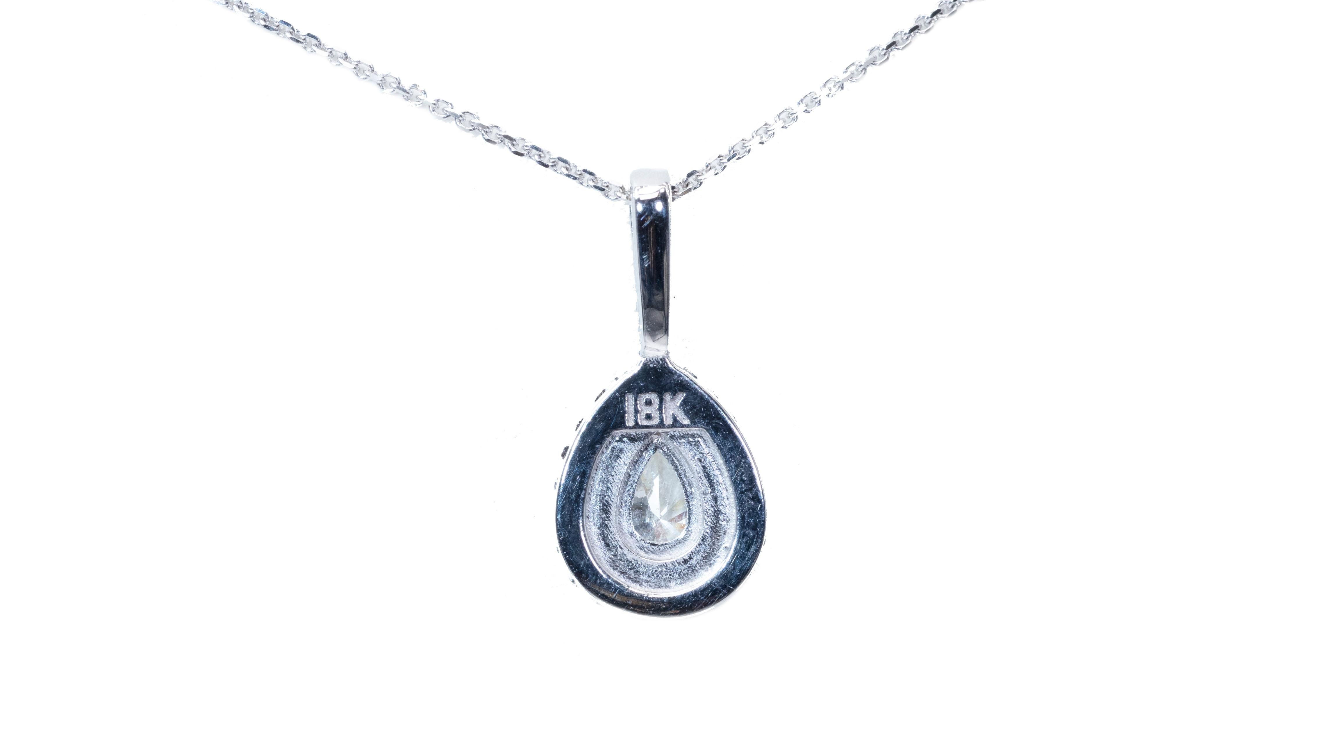 Beautiful double halo pendant with chain made from 18k white gold with 0.45 total carat of pear shape diamond and round brilliant diamonds. This pendant with chain comes with an AIG report and a fancy box.

-1 diamond main stone of 0.24 ct.
cut: