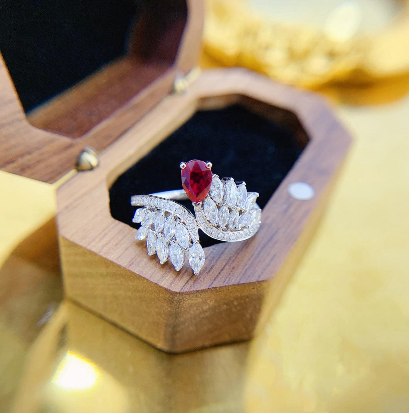 Anillo de Cóctel de Rubí Natural con Diamante Marquesa 
Piedra principal - 0.51 CT
Diamantes - 0.89 CT 
Peso total - 3,42 GM

Material de alta gama: Fabricado en oro blanco de 18 quilates, lo que garantiza su durabilidad y un brillo suntuoso.
Rubí