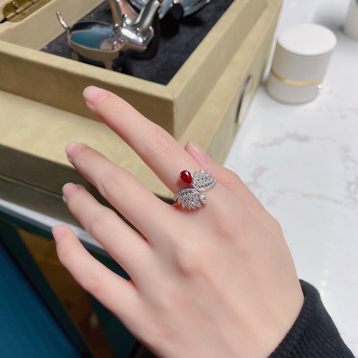 Anillo de Cóctel de Rubí Rojo Vivo Natural y Diamante Marquesa Moderno