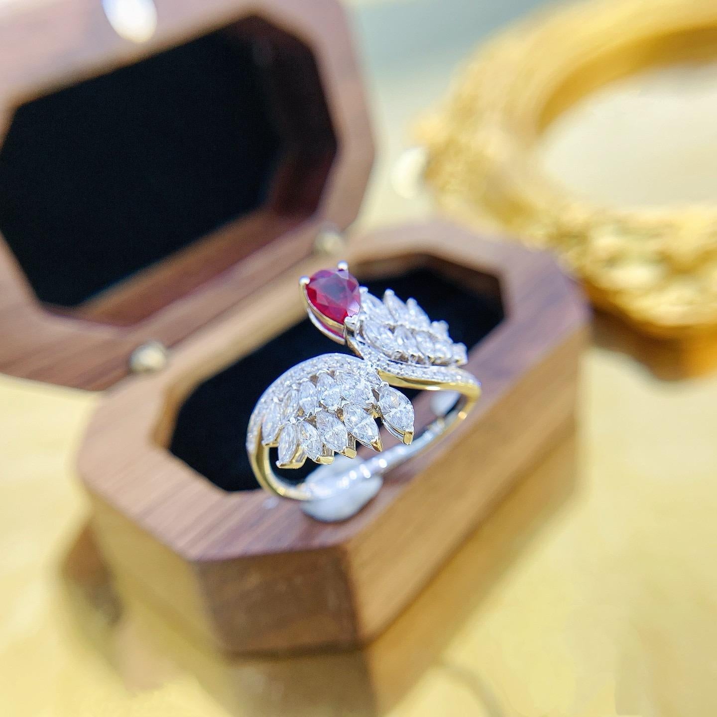 Anillo de Cóctel de Rubí Rojo Vivo Natural y Diamante Marquesa en Nuevo Estado en Kowloon, HK