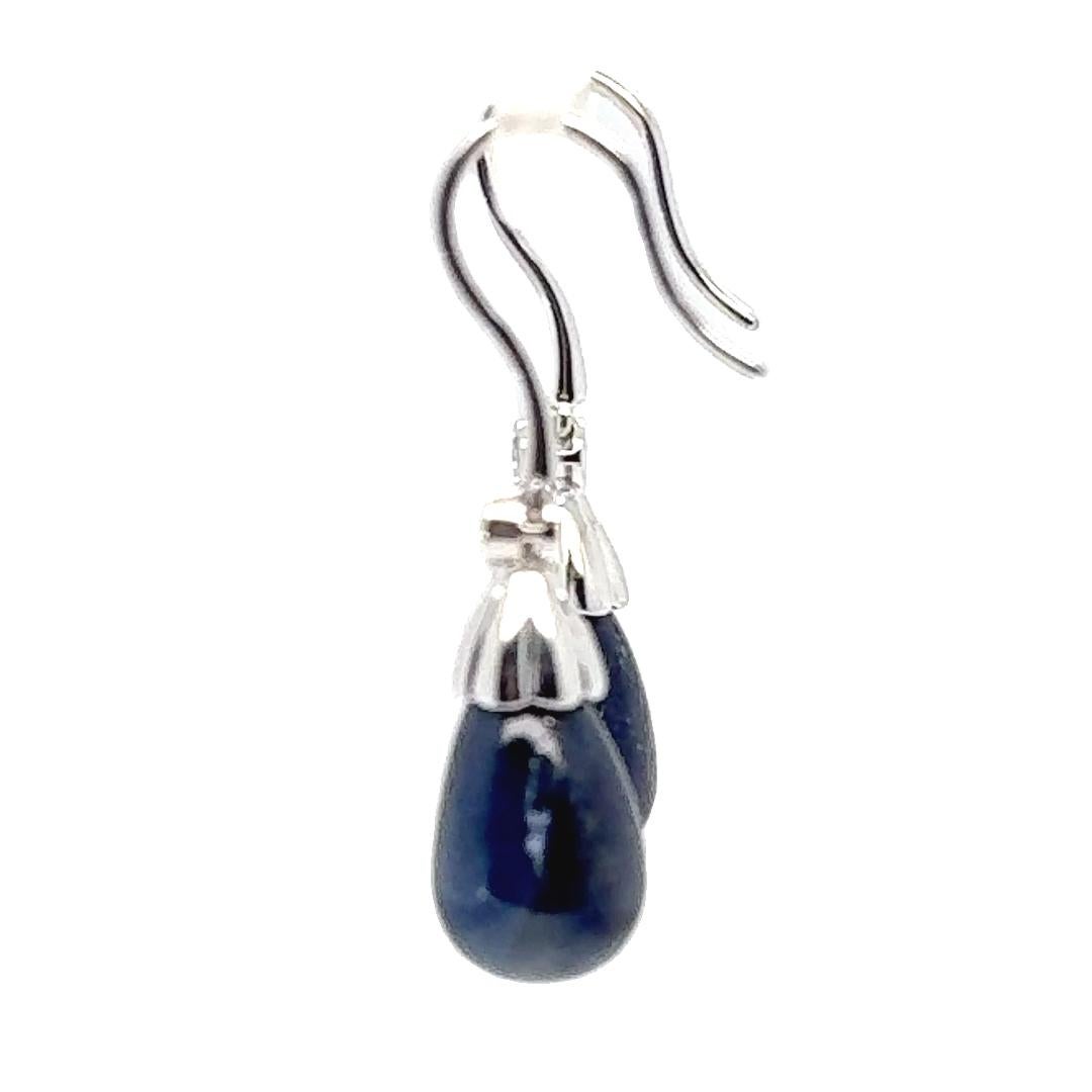 Contemporain Boucles d'oreilles pendantes en or blanc 18 carats avec saphirs cabochons de 4.00 carats et diamant Acc... en vente