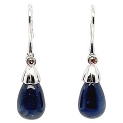 Boucles d'oreilles pendantes en or blanc 18 carats avec saphirs cabochons de 4.00 carats et diamant Acc...