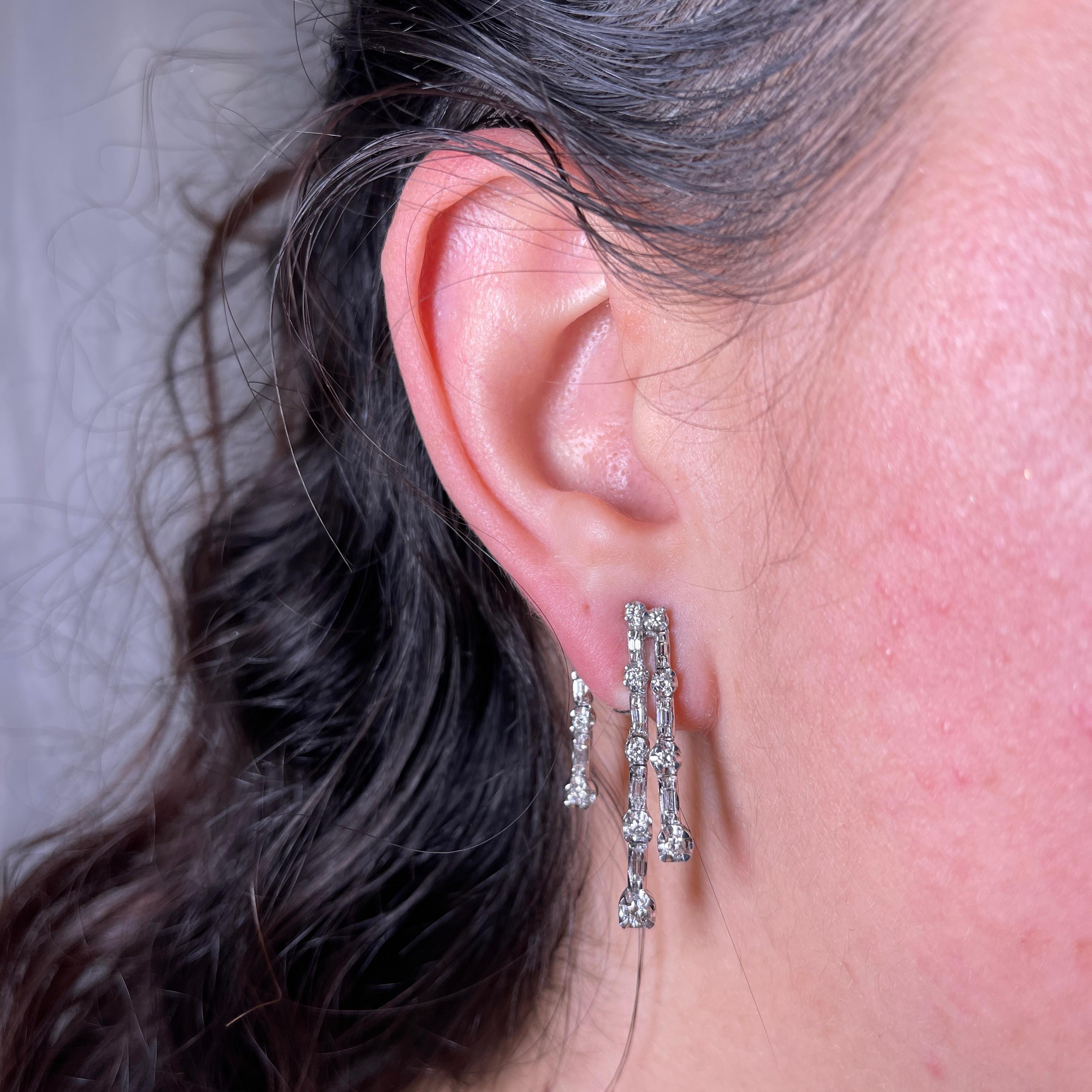 18K White Gold Drop Earrings with Brilliant and Baguette-Cut Diamonds In New Condition For Sale In Bergamo, BG