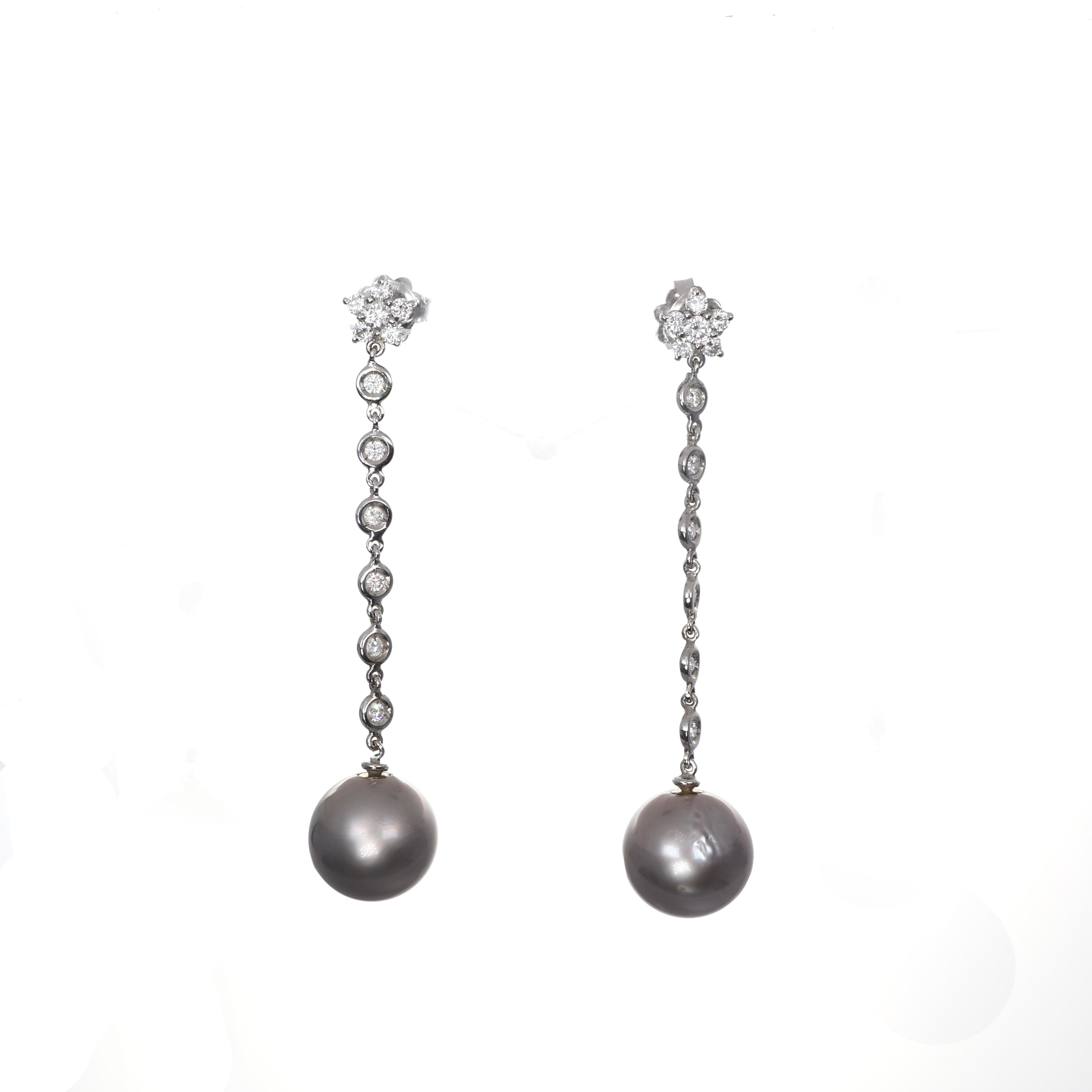Elegant and refined, these 18K white gold earrings feature a delicate drop design with brilliant-cut diamonds totaling 0.80 carats. The luminous gray pearls, which can be detached for versatility, add a sophisticated touch to the piece.

Key