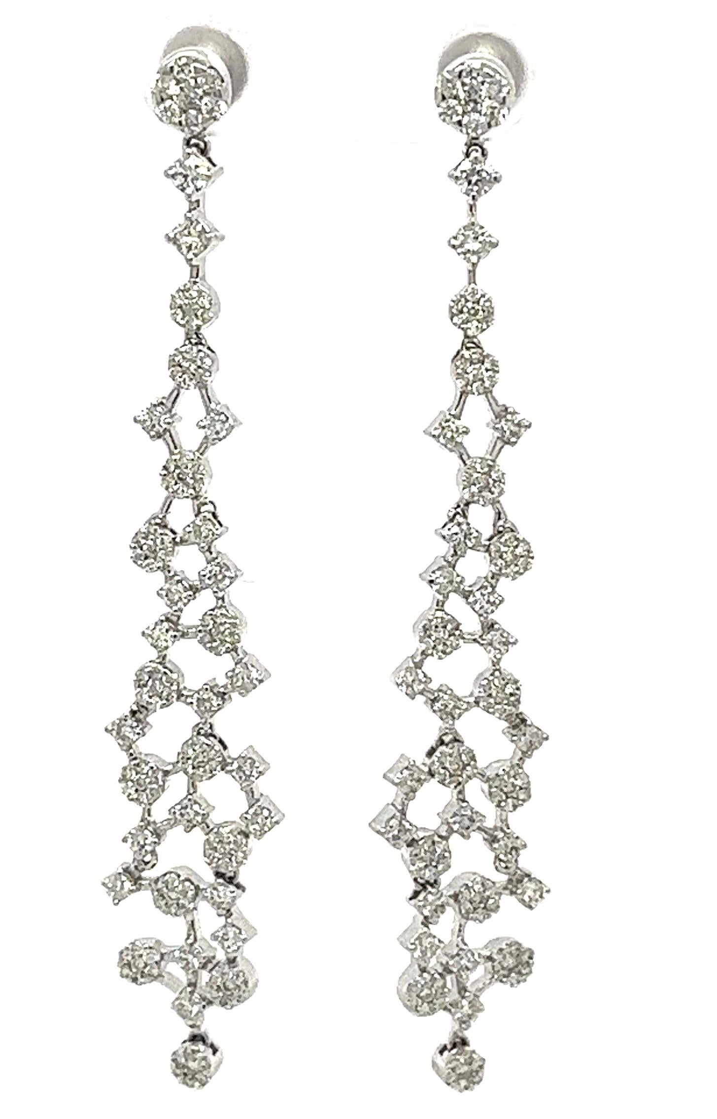 18K White Gold Earrings with Diamonds
18K White Gold - 9.04 GM
236 Diamonds - 1.89 CT
Crafted with exquisite attention to detail, these tassel-shaped diamond earrings from Althoff Jewelry are the perfect statement piece for any occasion. The