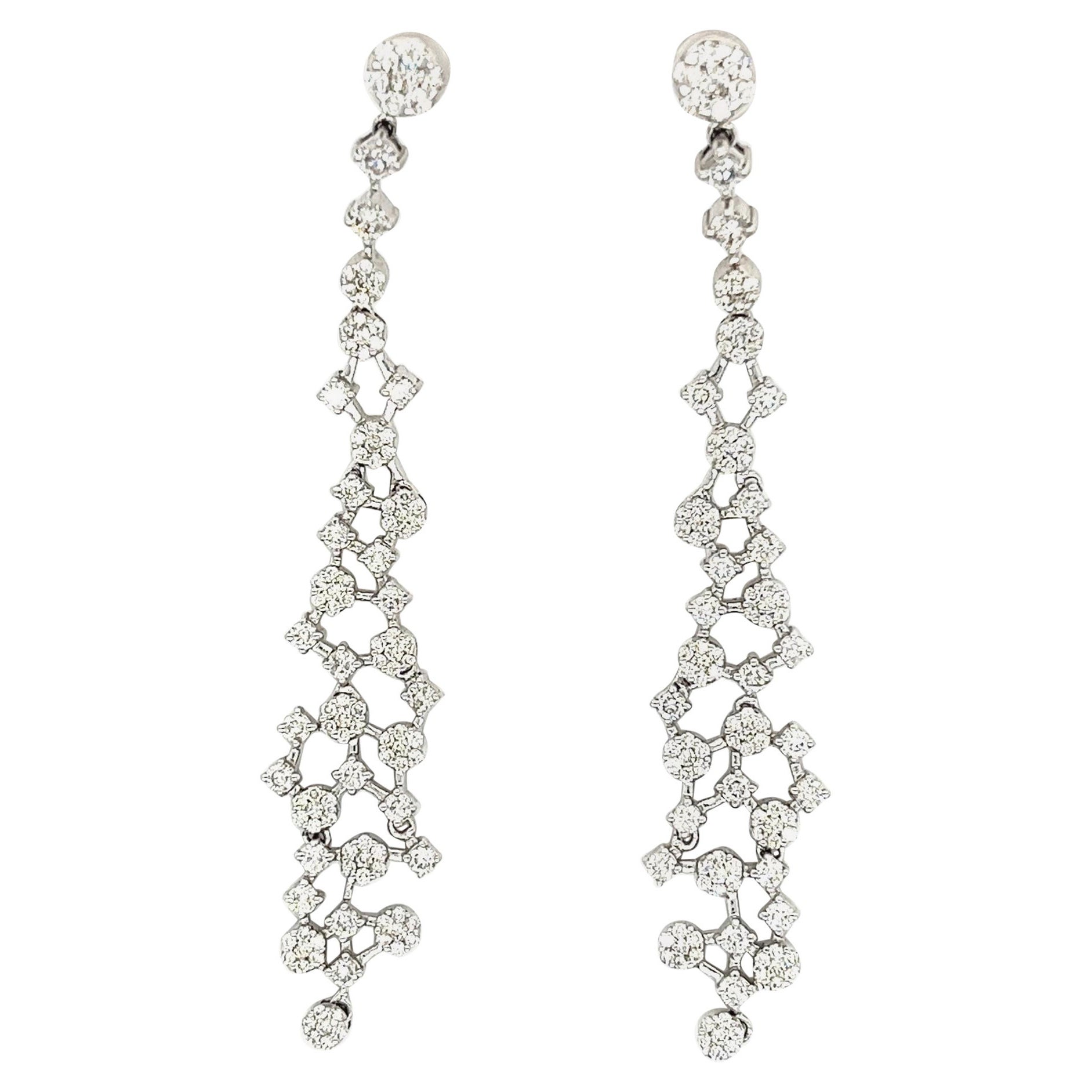 Boucles d'oreilles pendantes en or blanc 18K avec diamants